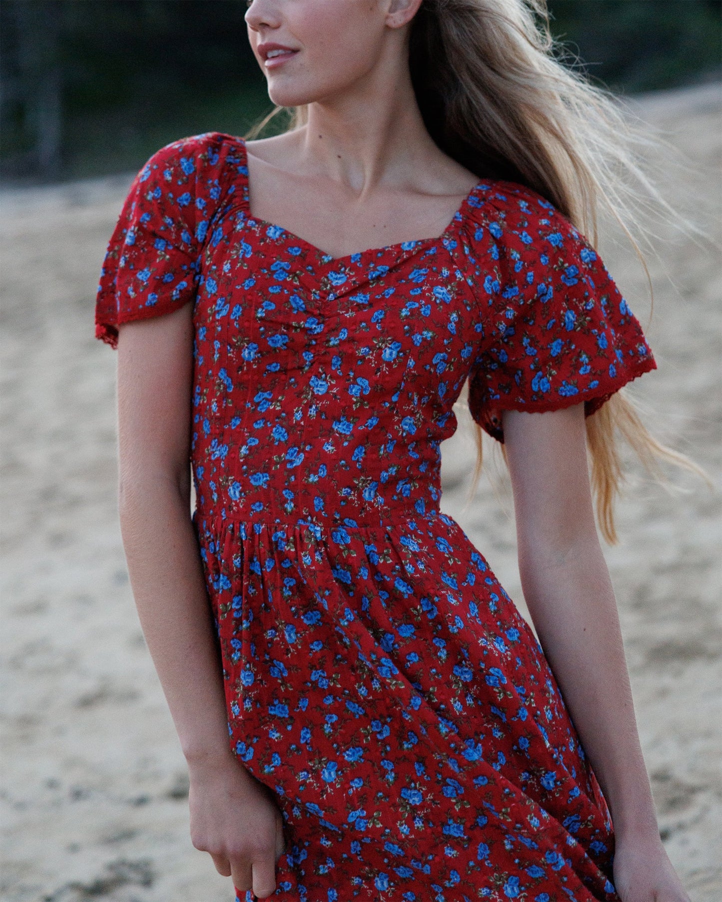 Vestido Serena de corte A hasta la rodilla con escote corazón