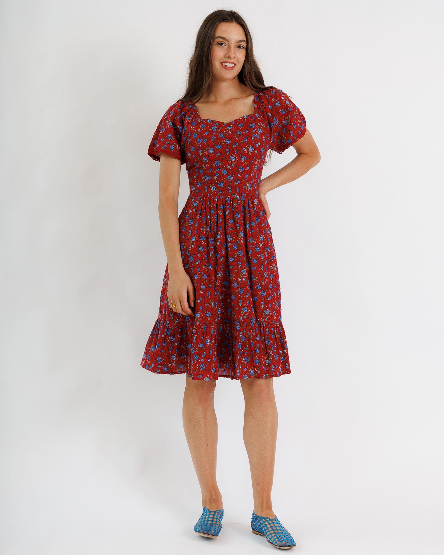 Vestido Serena de corte A hasta la rodilla con escote corazón