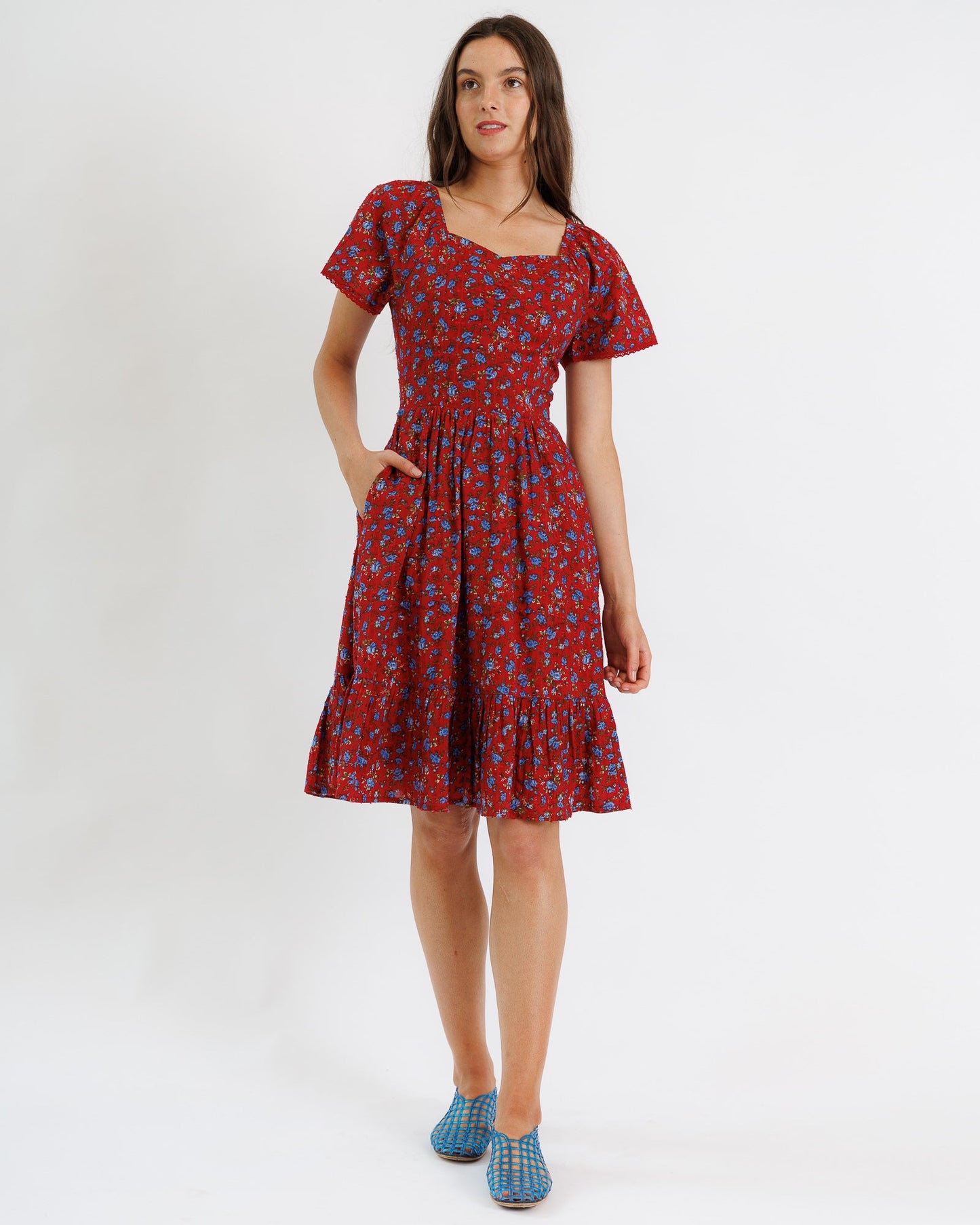 Vestido Serena de corte A hasta la rodilla con escote corazón