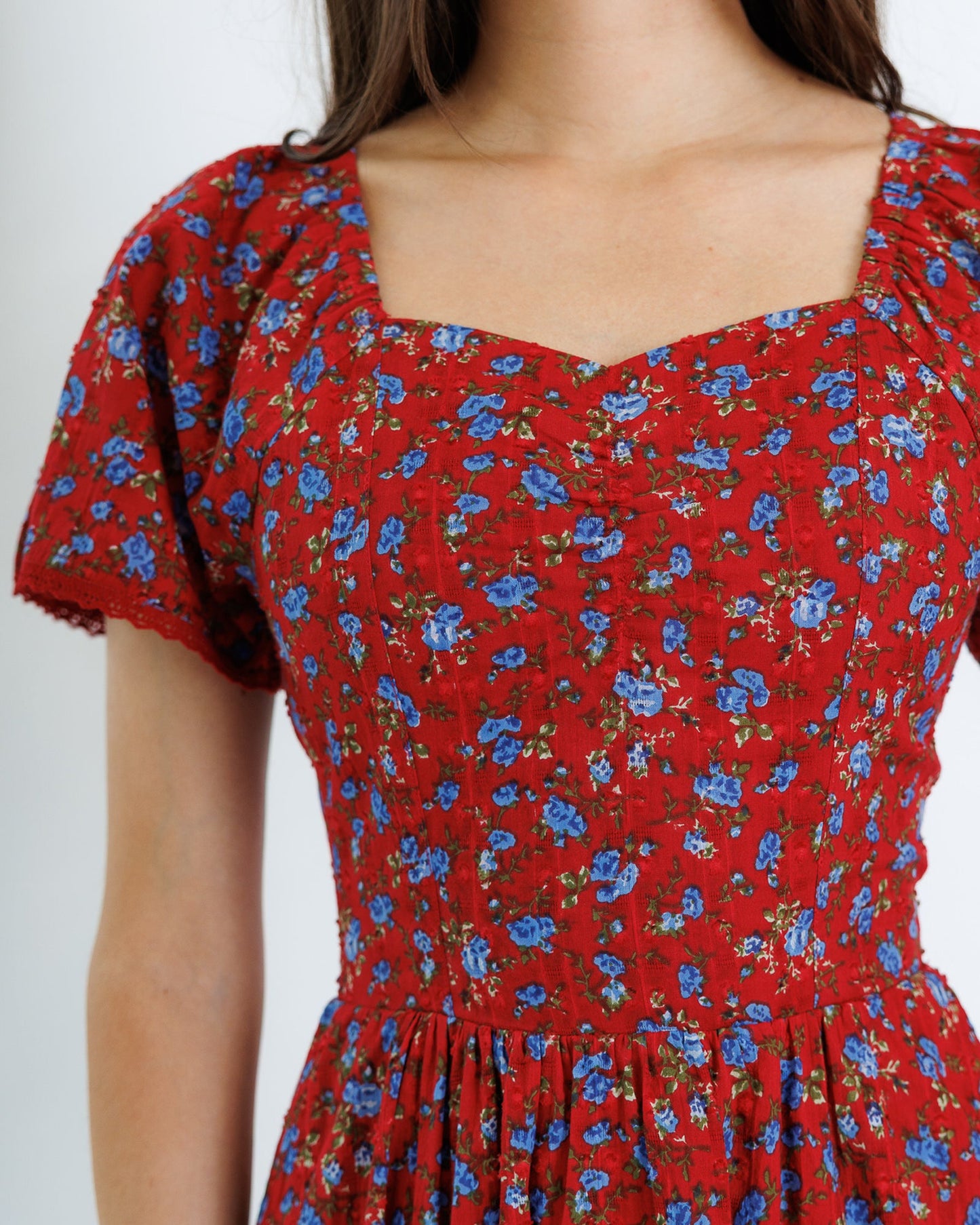 Vestido Serena de corte A hasta la rodilla con escote corazón