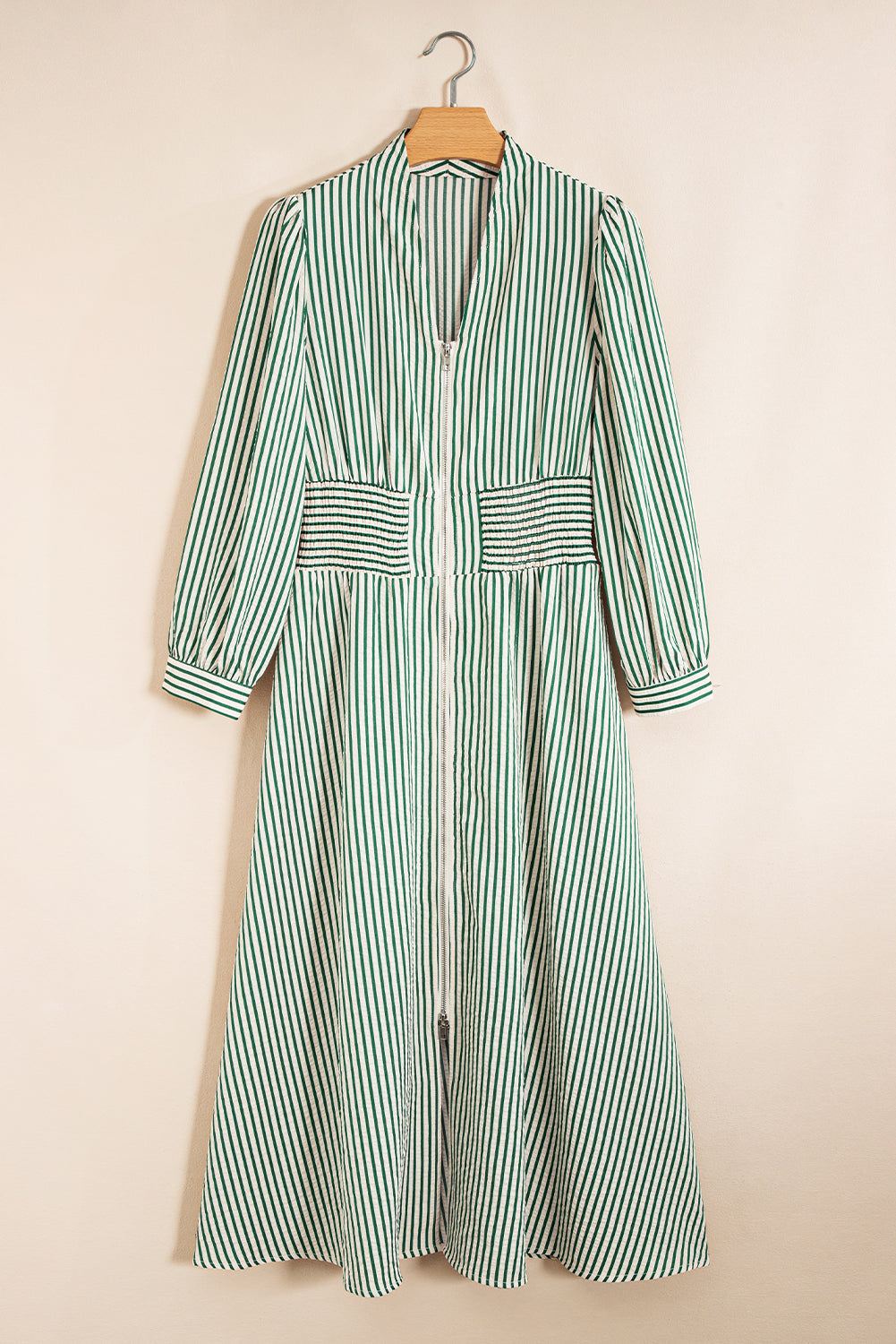 Vestido midi de rayas verdes con cuello en V, cremallera frontal y cintura ceñida