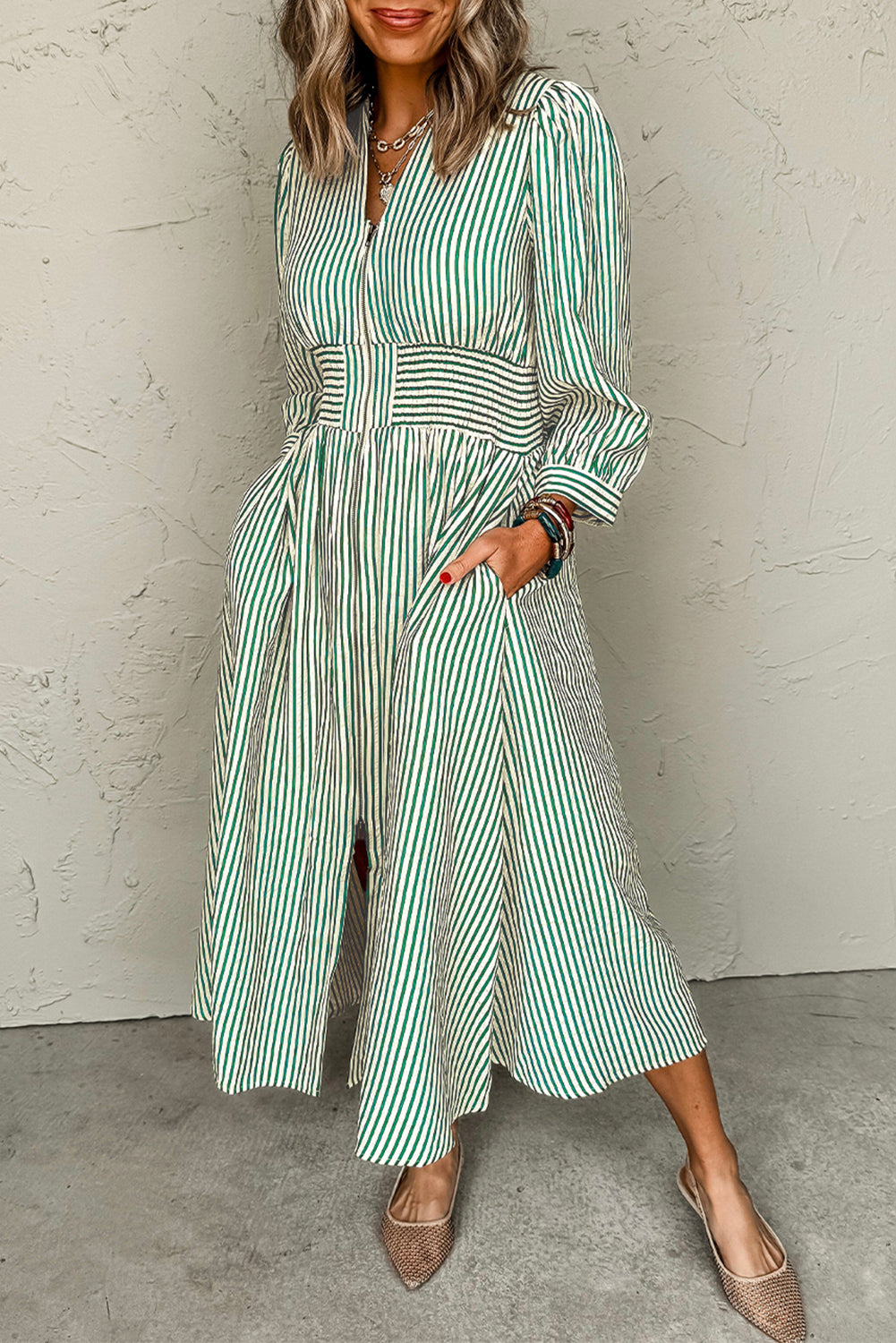Vestido midi de rayas verdes con cuello en V, cremallera frontal y cintura ceñida