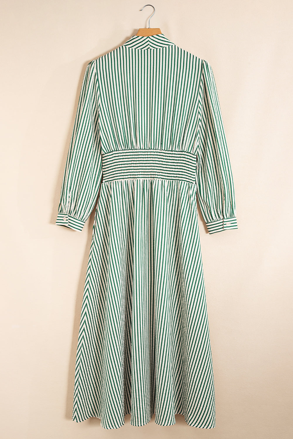 Vestido midi de rayas verdes con cuello en V, cremallera frontal y cintura ceñida