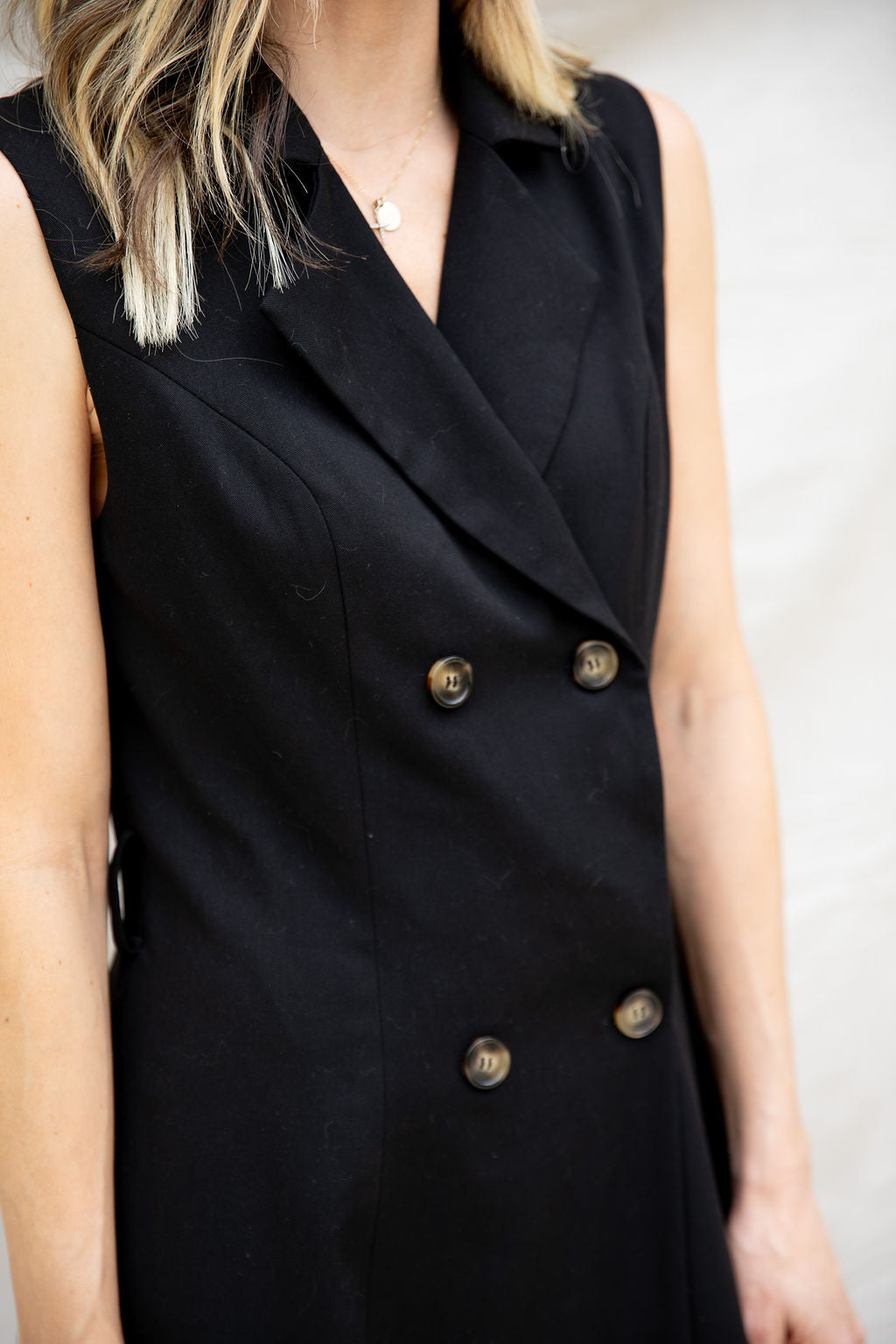 Vestido Coco sin mangas negro cruzado con lazo en la cintura