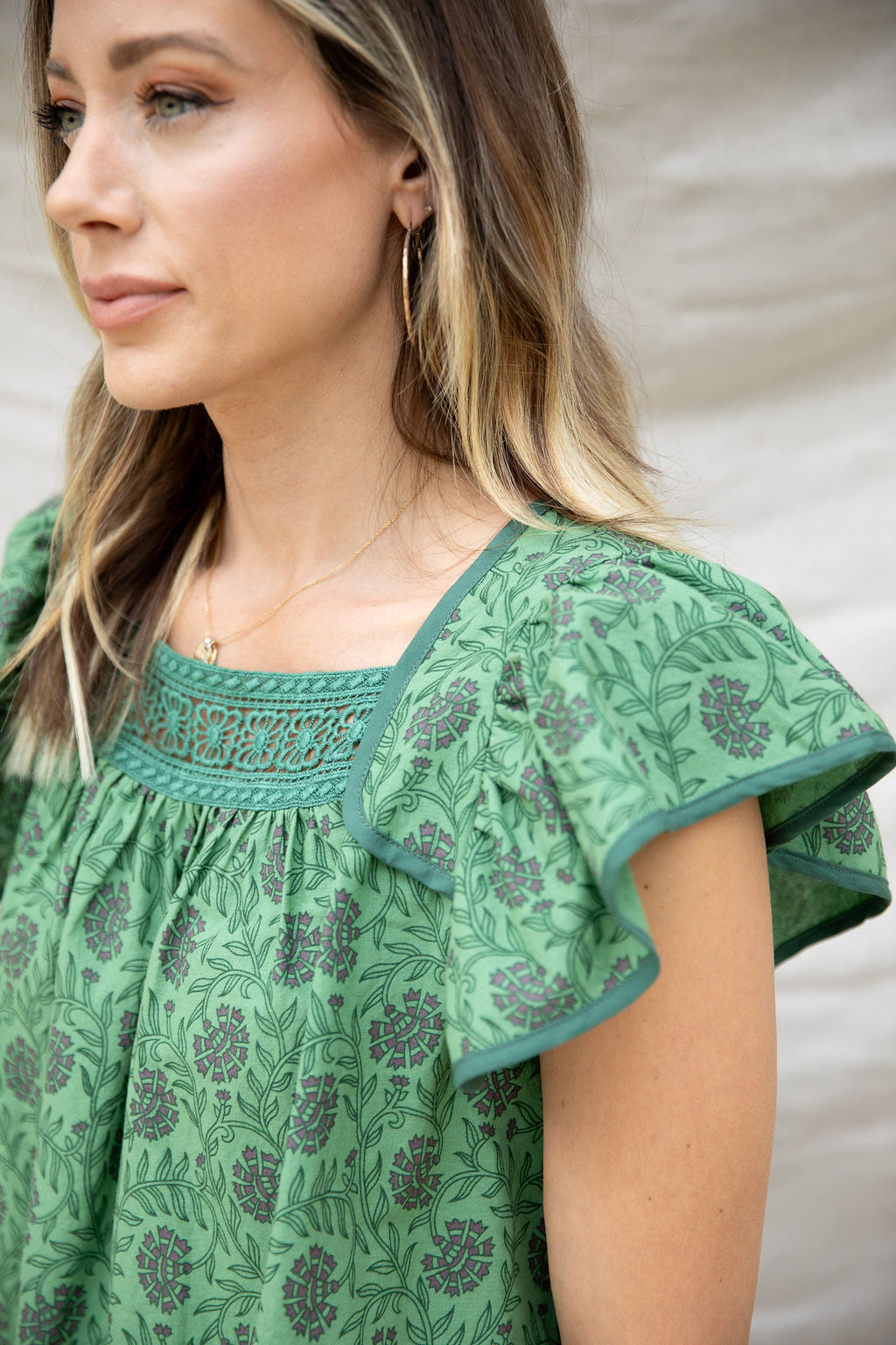 Blusa con mangas onduladas y ribete de encaje con estampado floral verde helecho