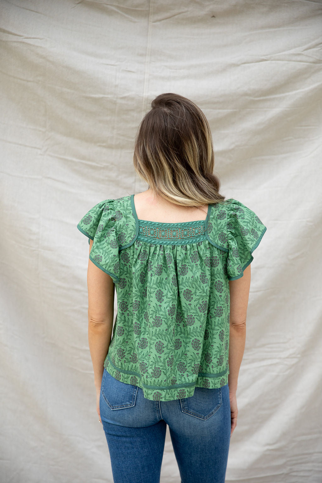 Blusa con mangas onduladas y ribete de encaje con estampado floral verde helecho