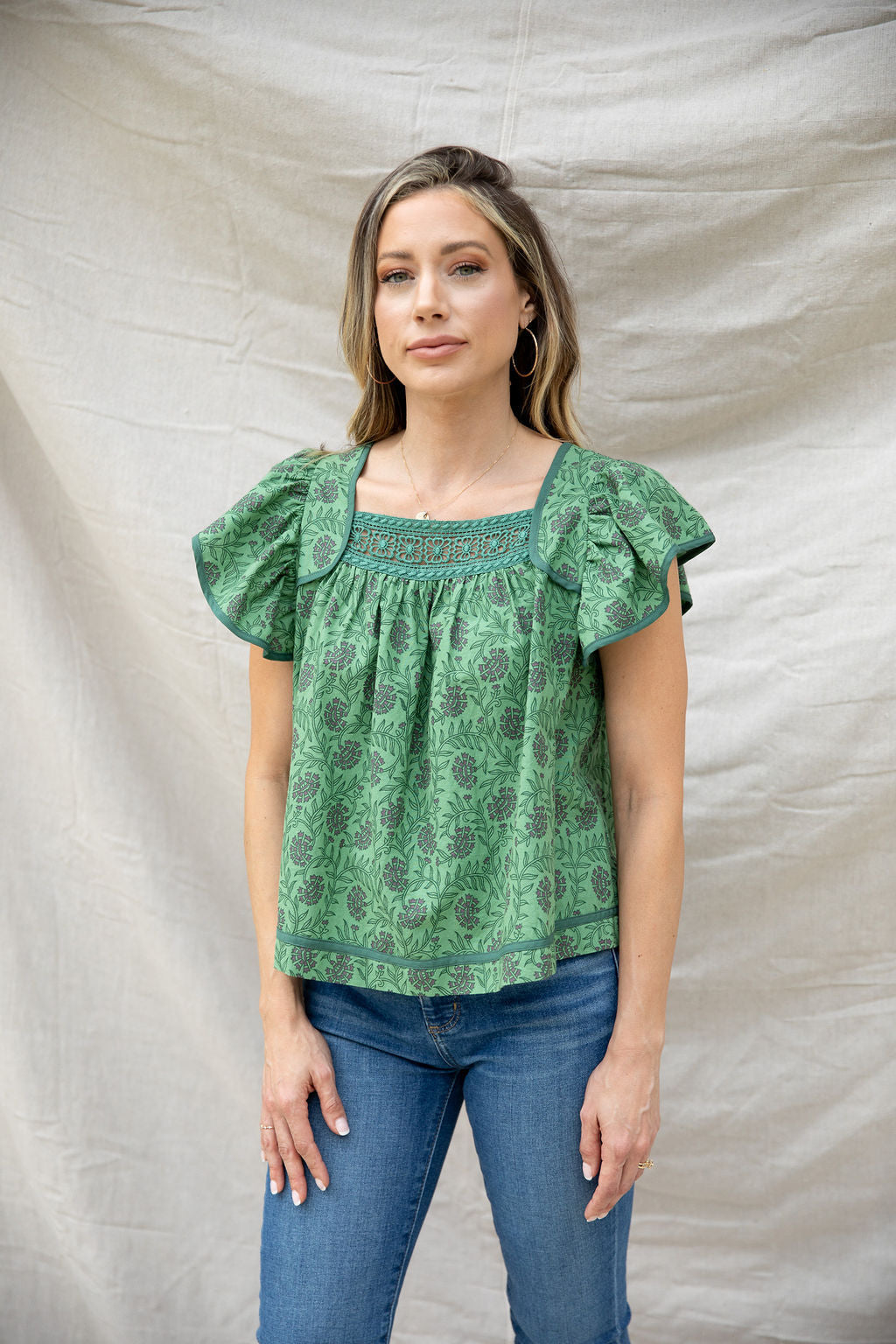 Blusa con mangas onduladas y ribete de encaje con estampado floral verde helecho