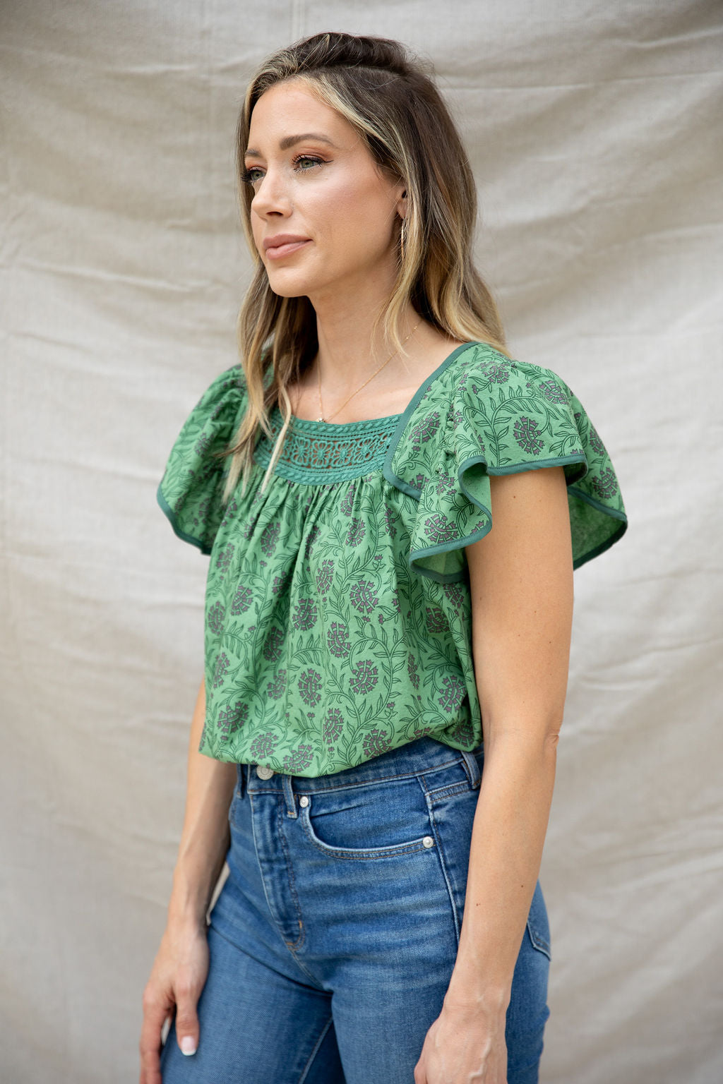 Blusa con mangas onduladas y ribete de encaje con estampado floral verde helecho