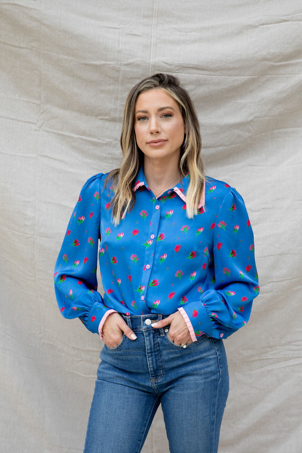 Blusa Faye Top azul con estampado floral y mangas abullonadas, ligera