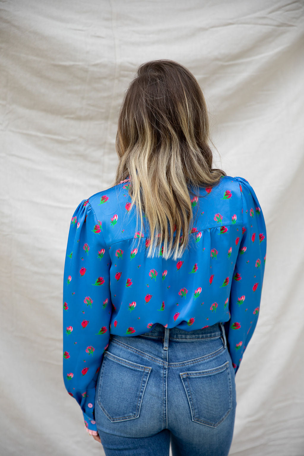 Blusa Faye Top azul con estampado floral y mangas abullonadas, ligera