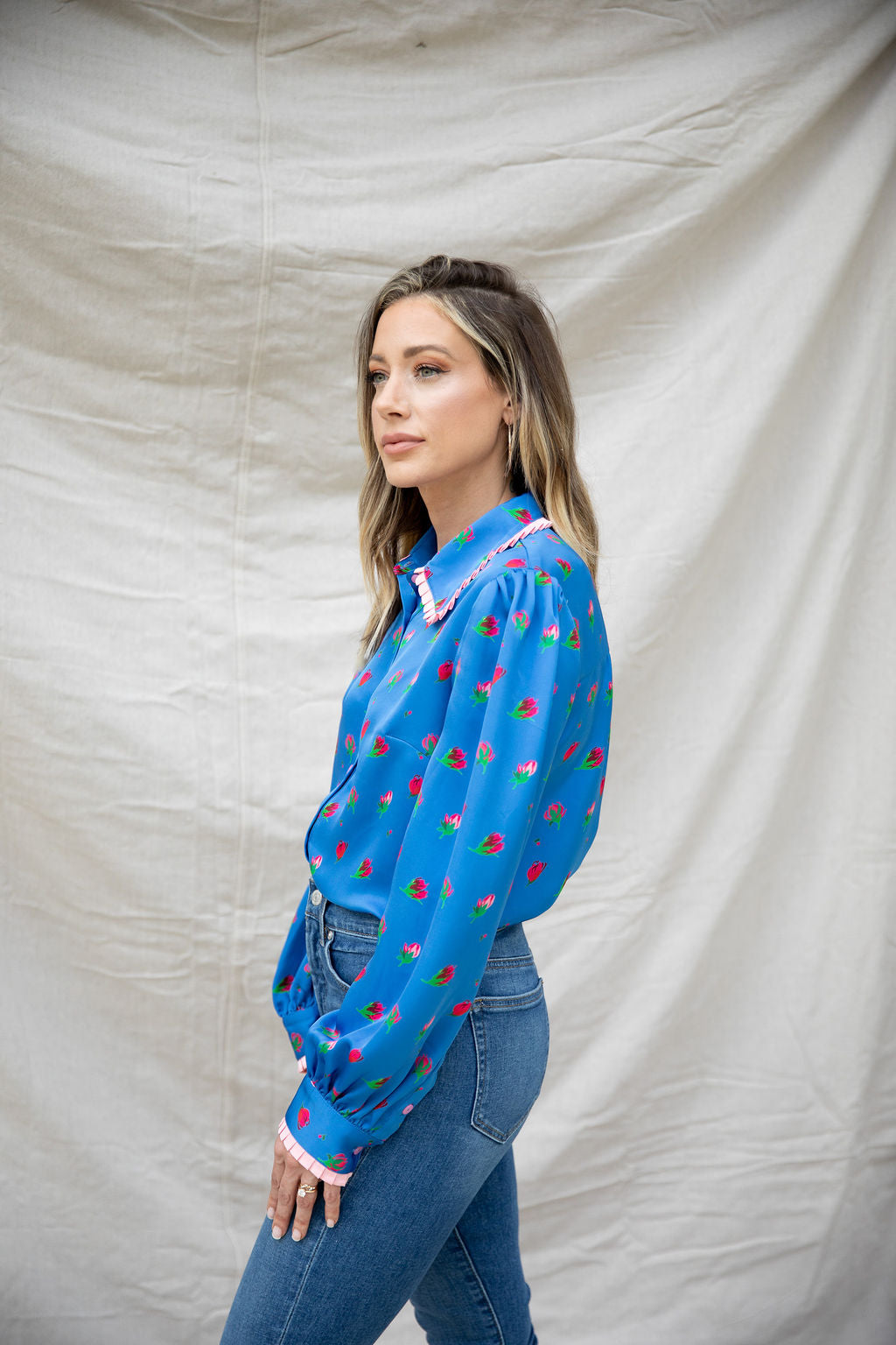 Blusa Faye Top azul con estampado floral y mangas abullonadas, ligera