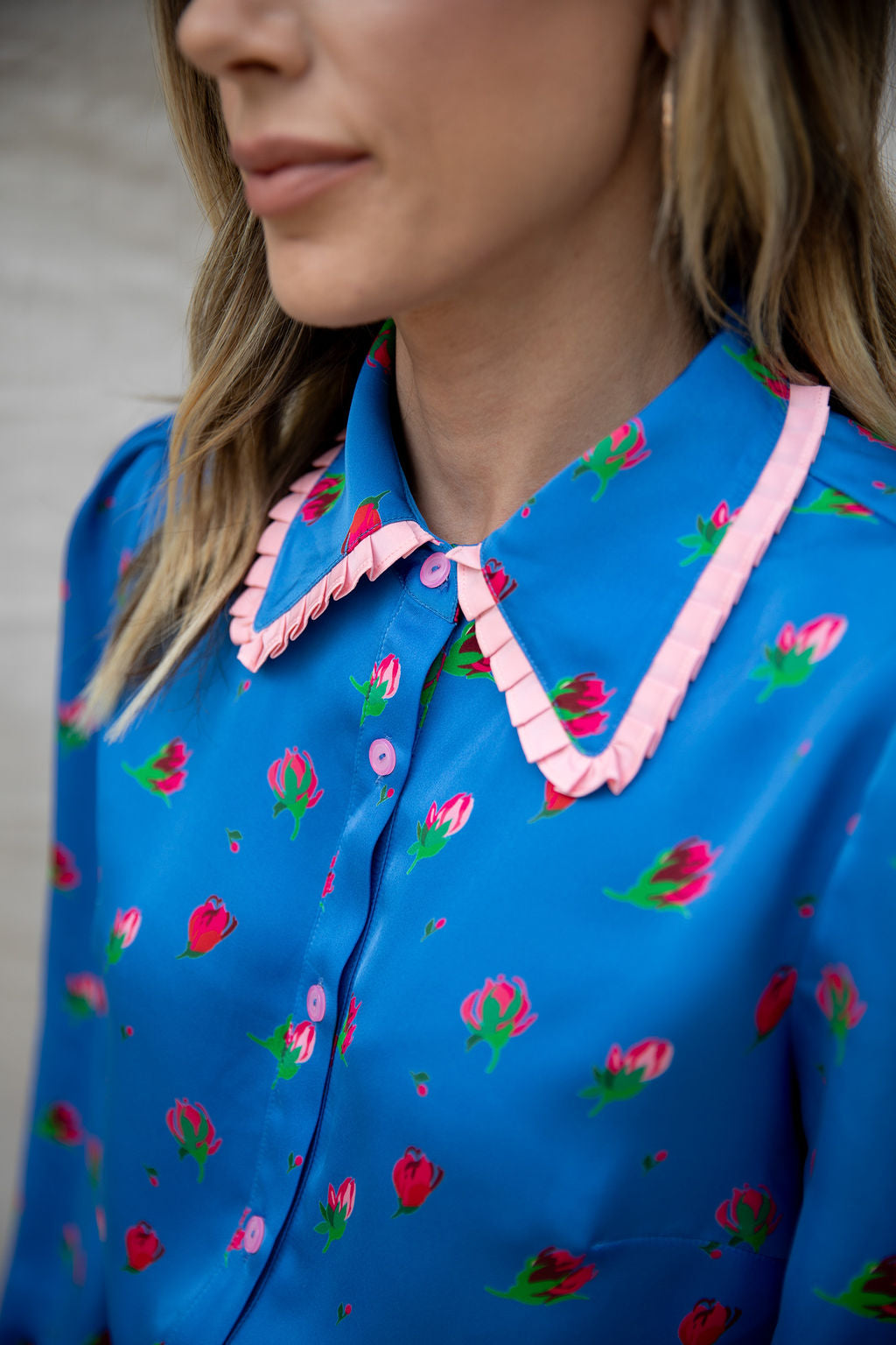 Blusa Faye Top azul con estampado floral y mangas abullonadas, ligera