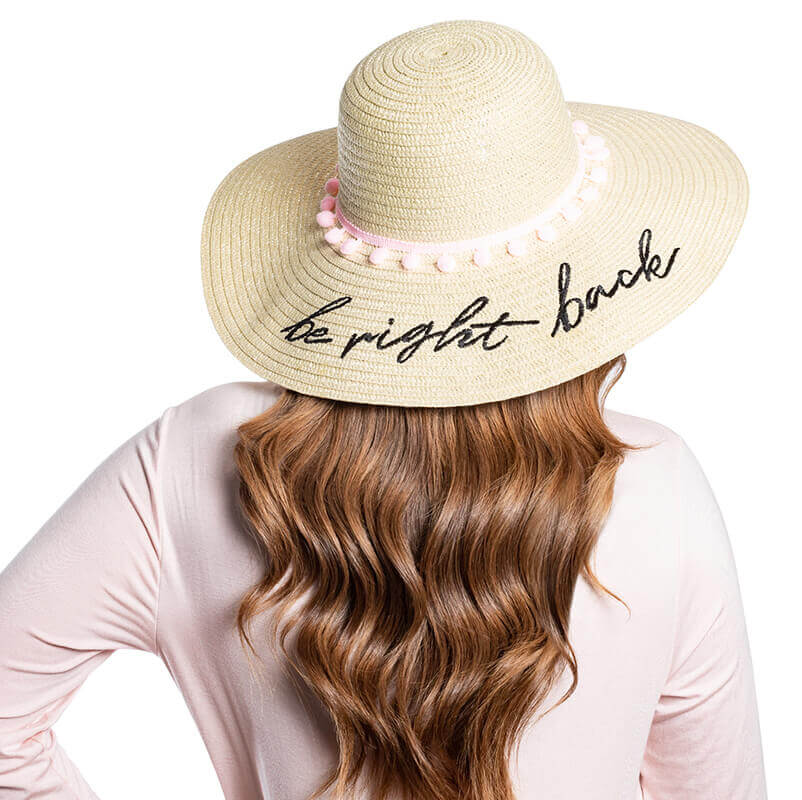 Sombrero de playa "Be Right Back" con letras bordadas de paja