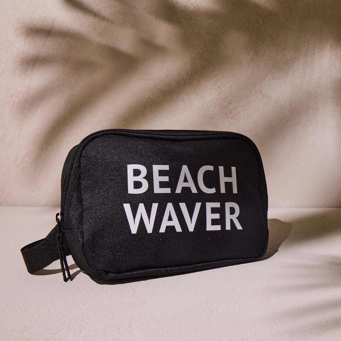 Riñonera Beachwaver con artículos esenciales para el cuidado del cabello