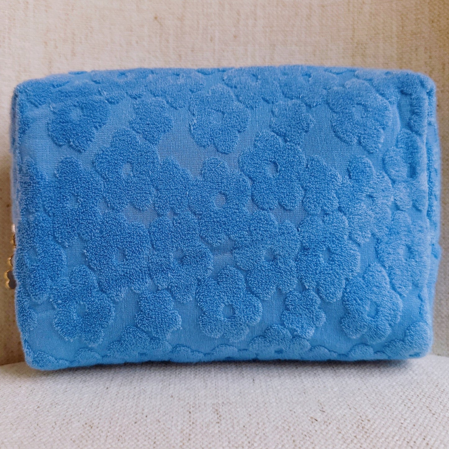 Get Glam with Our Embossed Daisy Blossom Cosmetic Case! 🌼✨