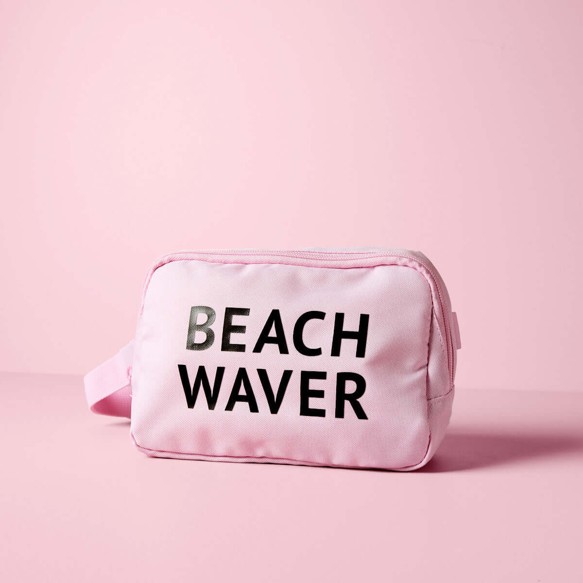 Riñonera Beachwaver con artículos esenciales para el cuidado del cabello