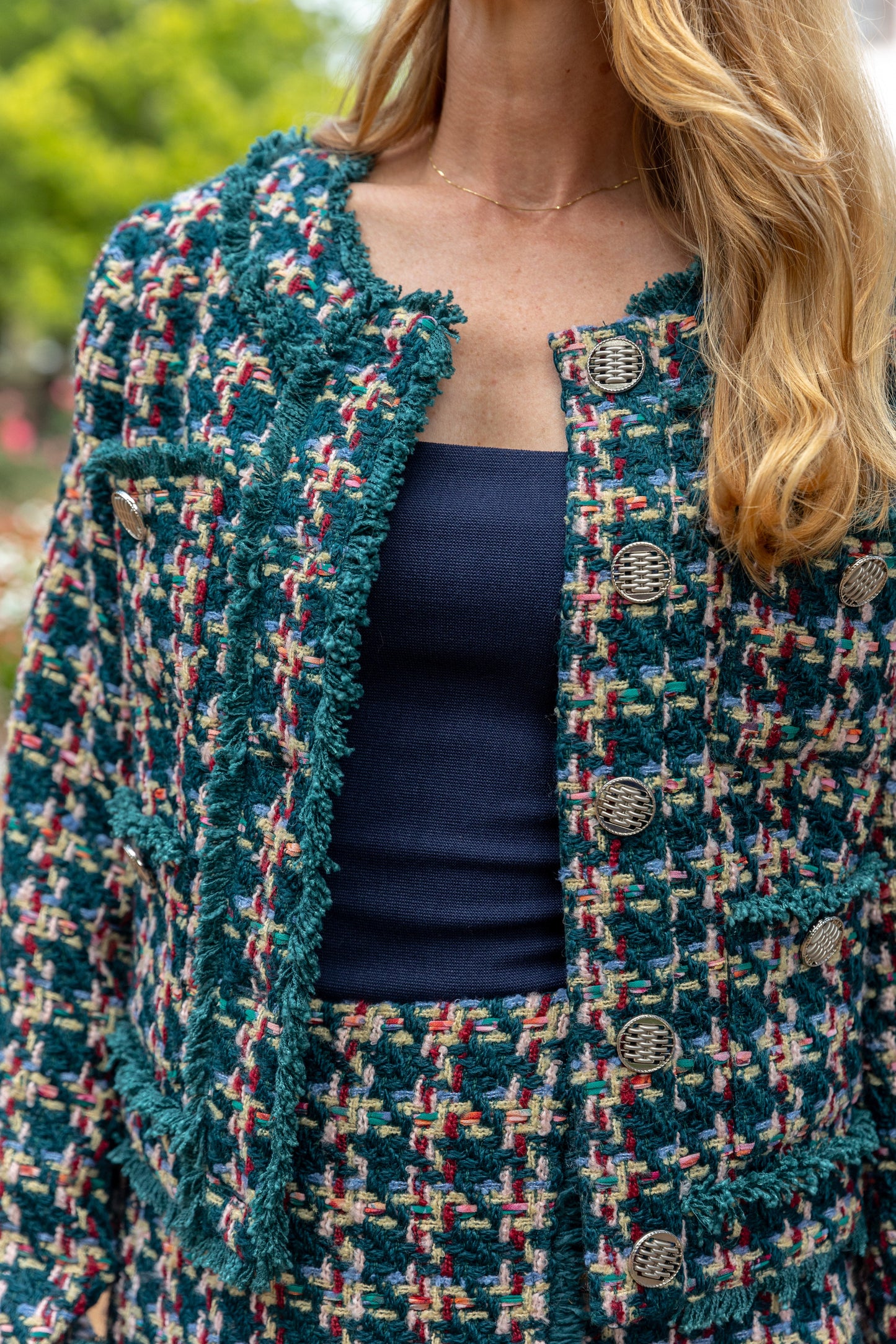 Elegante chaqueta de tweed verde con bolsillos y botones plateados
