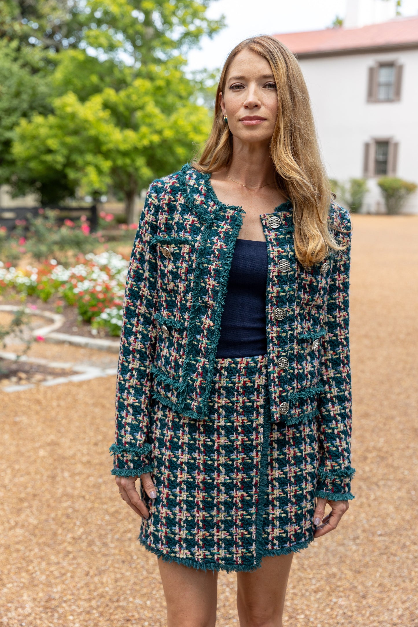 Elegante chaqueta de tweed verde con bolsillos y botones plateados