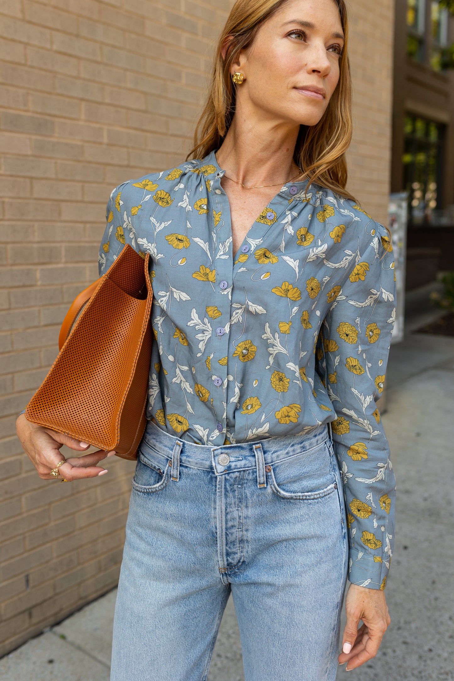 Blusa Marie de lino con estampado floral y campana azul abotonada para uso diario