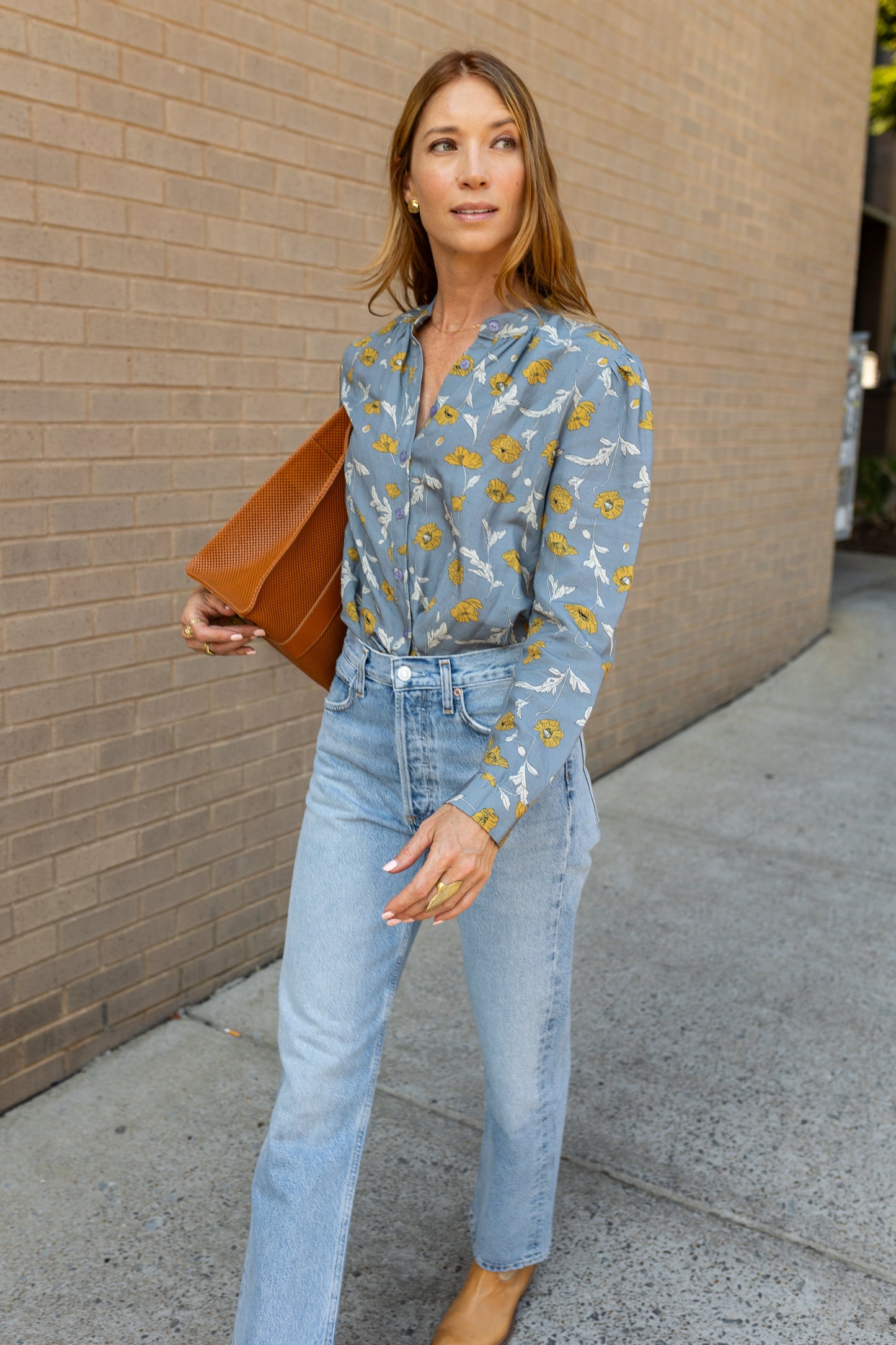 Blusa Marie de lino con estampado floral y campana azul abotonada para uso diario