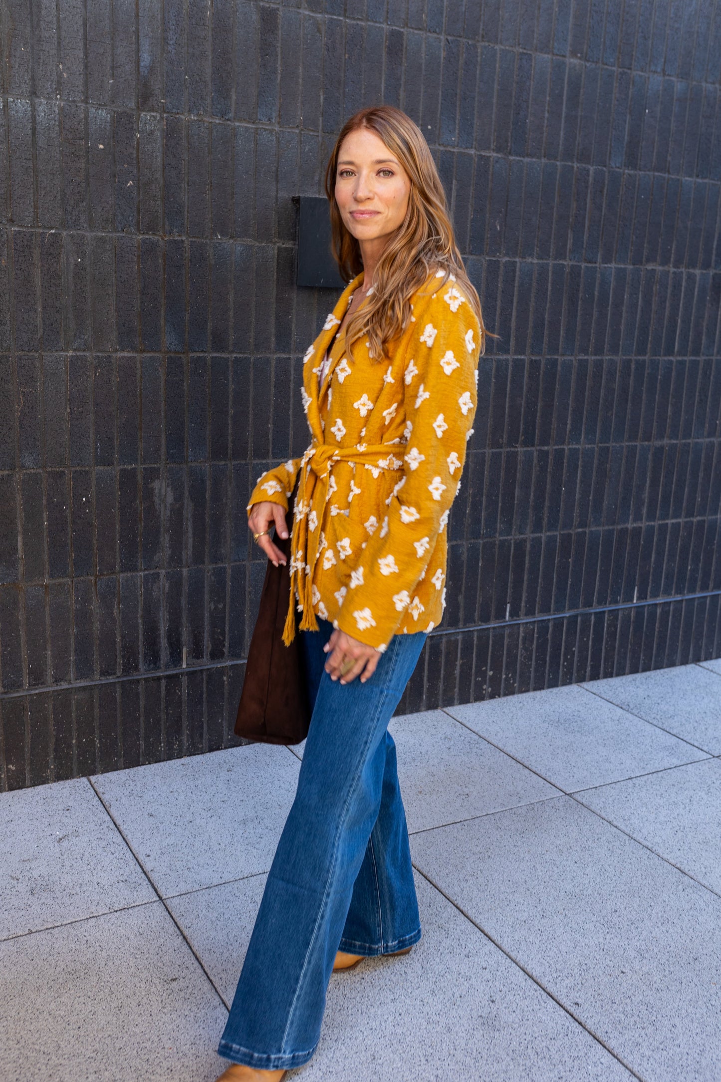 Chaqueta estilo camisa Stevie con cuello chal y borlas color mostaza