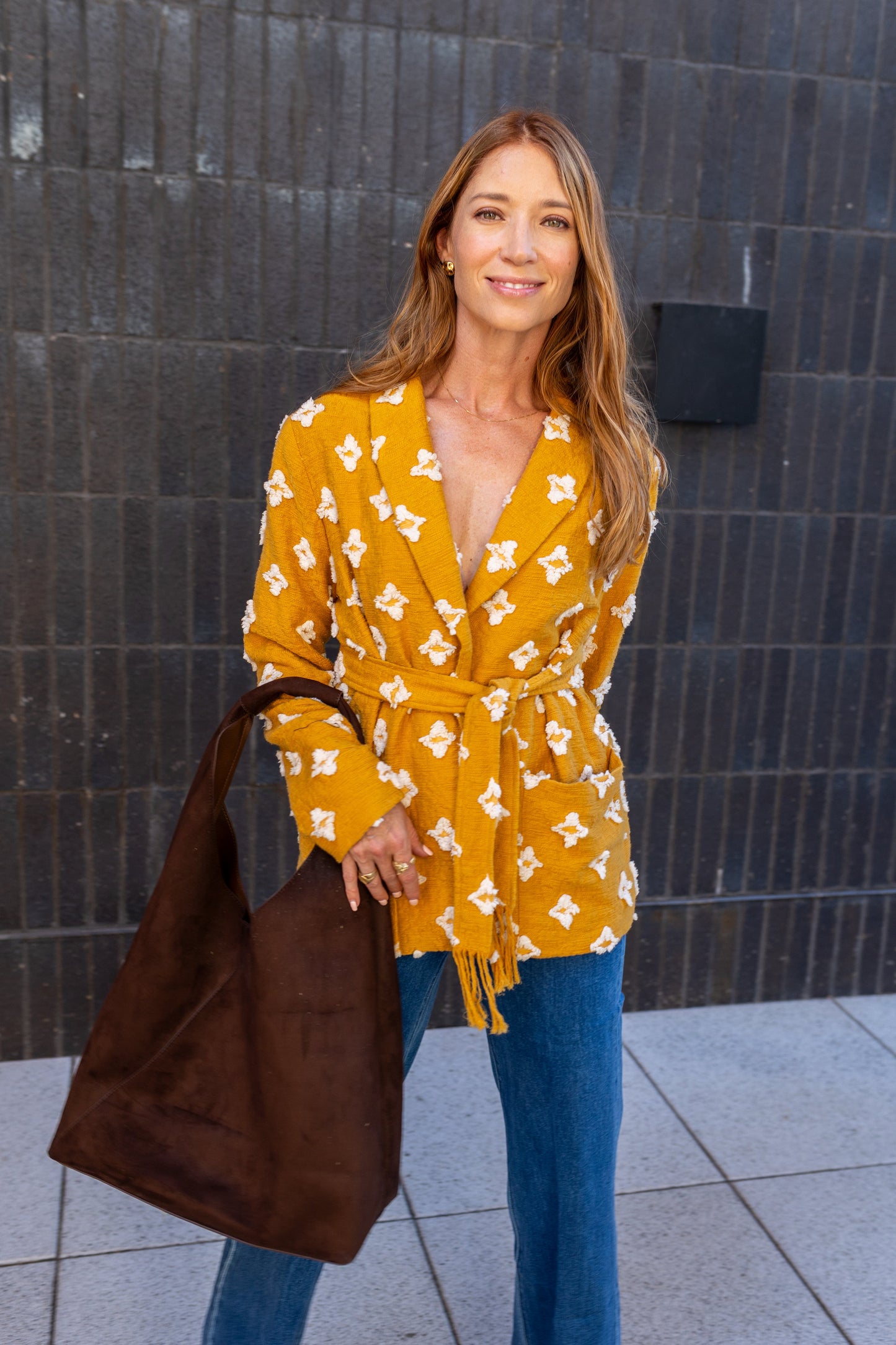 Chaqueta estilo camisa Stevie con cuello chal y borlas color mostaza