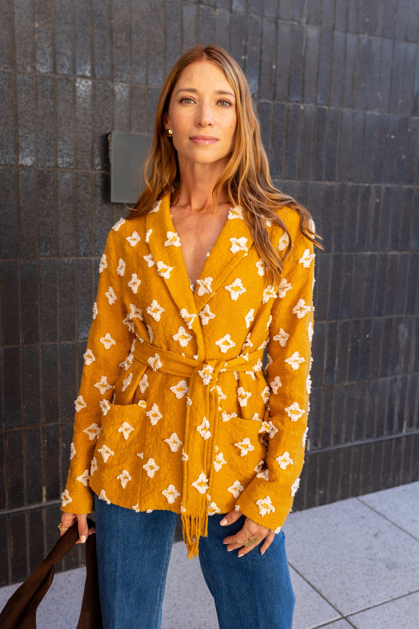 Chaqueta estilo camisa Stevie con cuello chal y borlas color mostaza