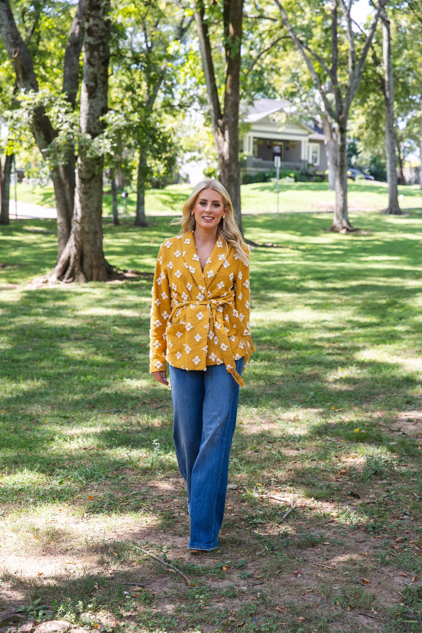 Chaqueta estilo camisa Stevie con cuello chal y borlas color mostaza