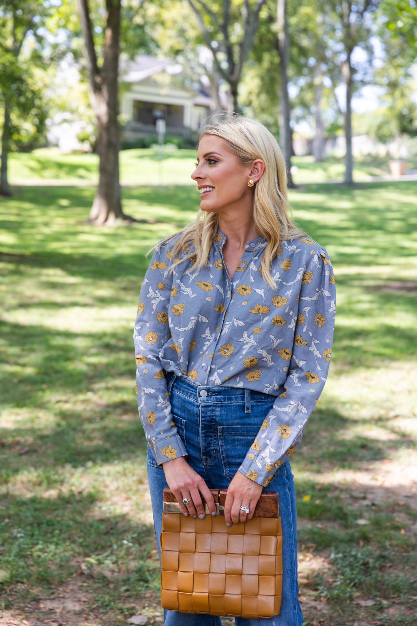 Blusa Marie de lino con estampado floral y campana azul abotonada para uso diario