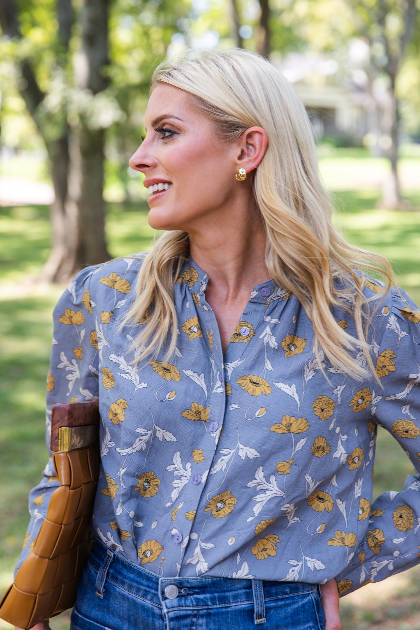 Blusa Marie de lino con estampado floral y campana azul abotonada para uso diario