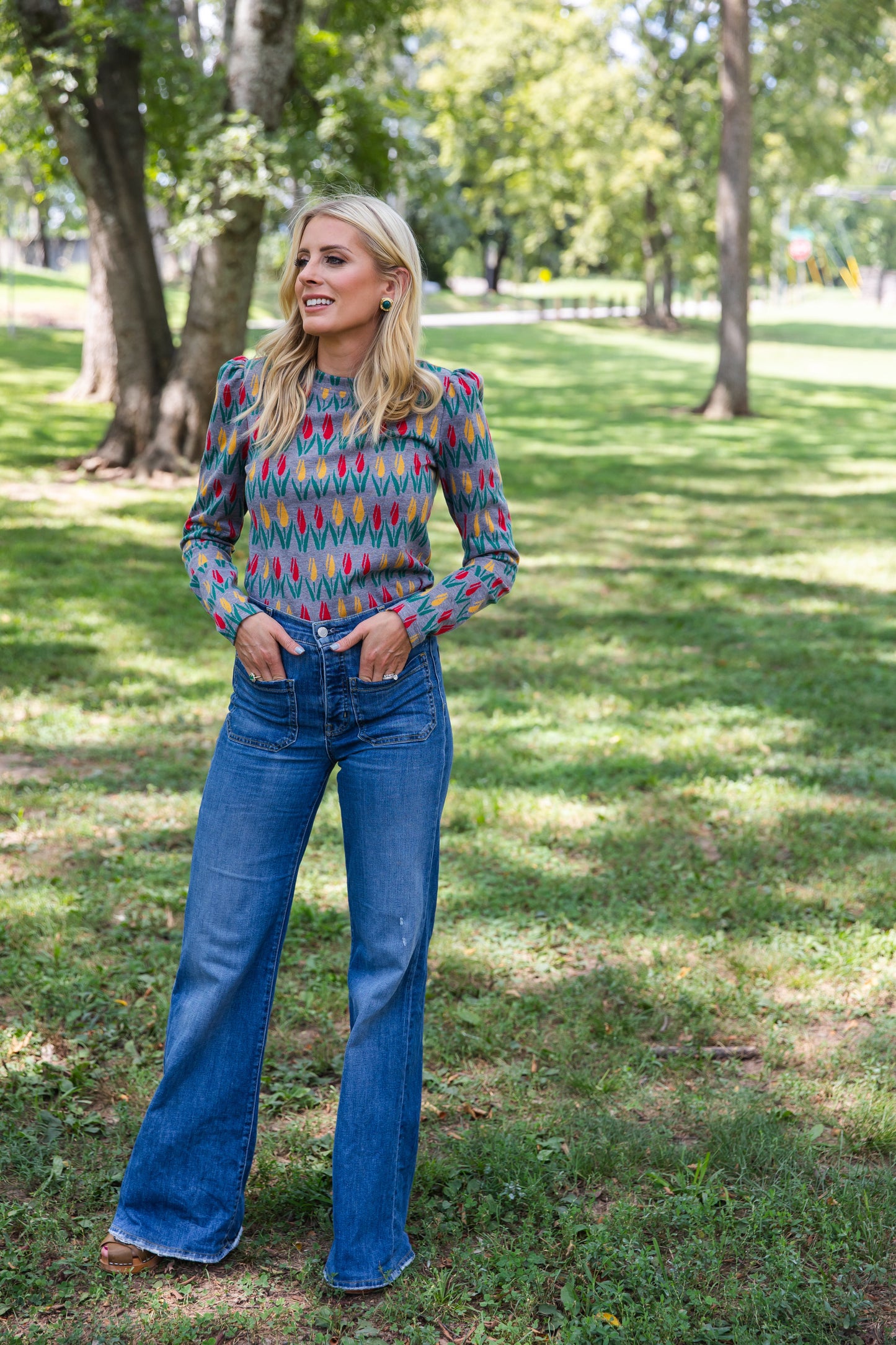 Top de punto floral con hombros abullonados, perfecto para el otoño