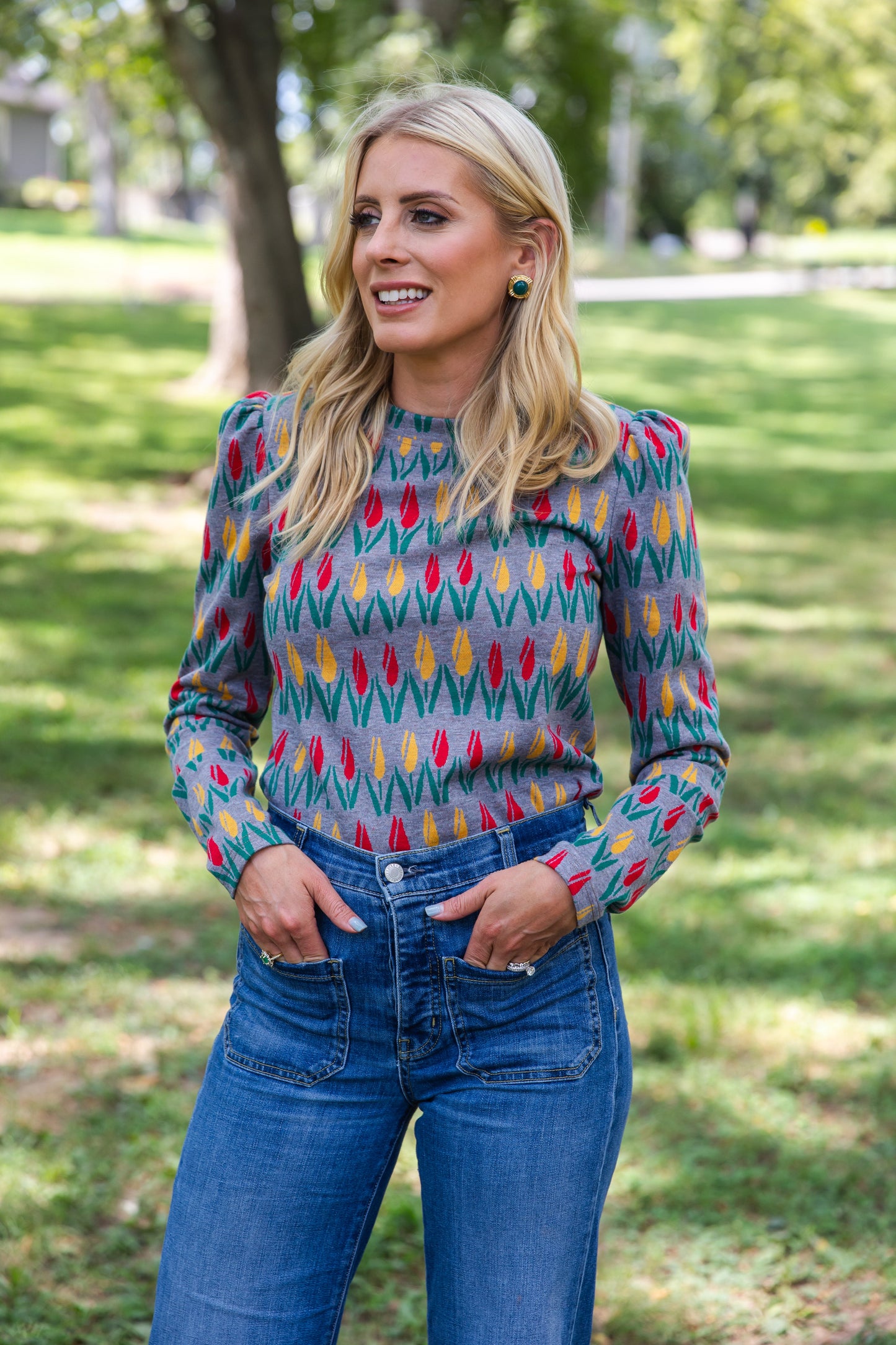 Top de punto floral con hombros abullonados, perfecto para el otoño