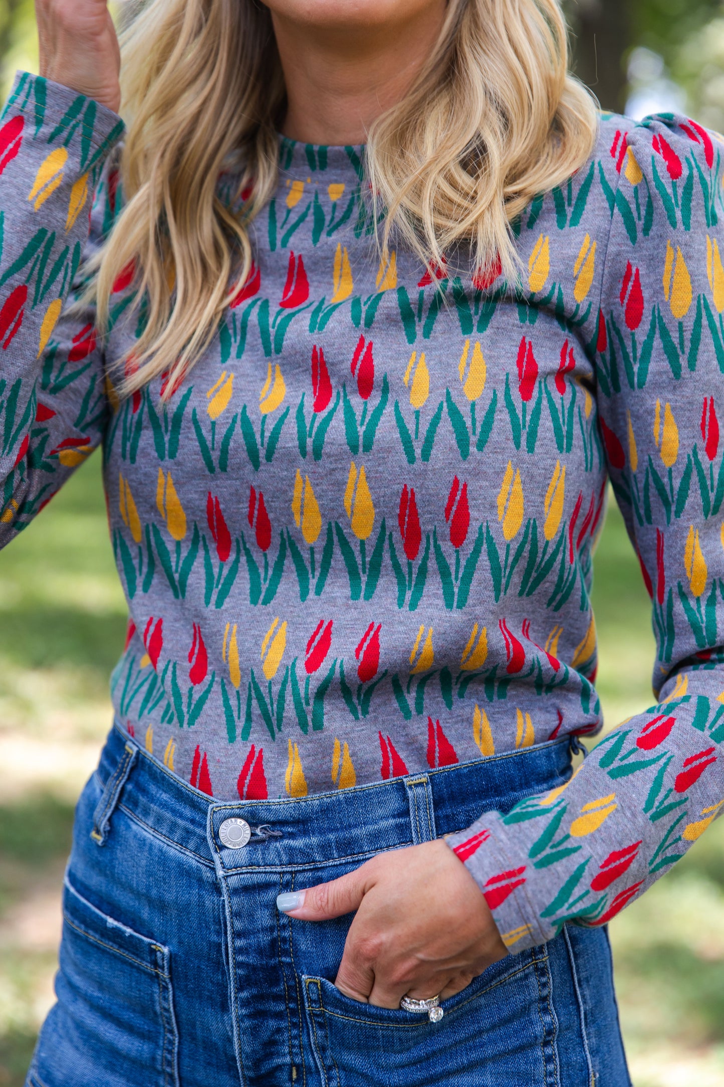 Top de punto floral con hombros abullonados, perfecto para el otoño