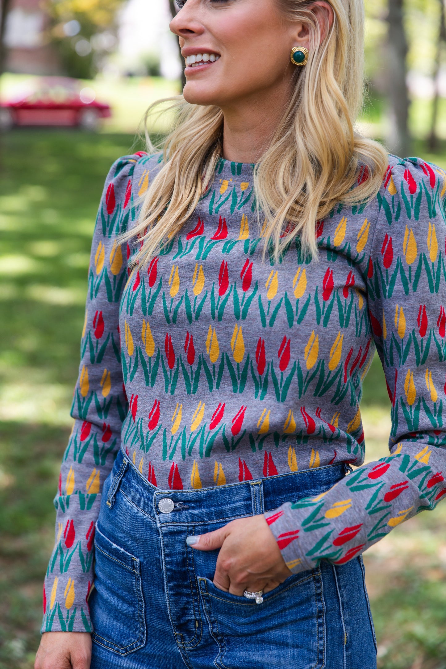 Top de punto floral con hombros abullonados, perfecto para el otoño