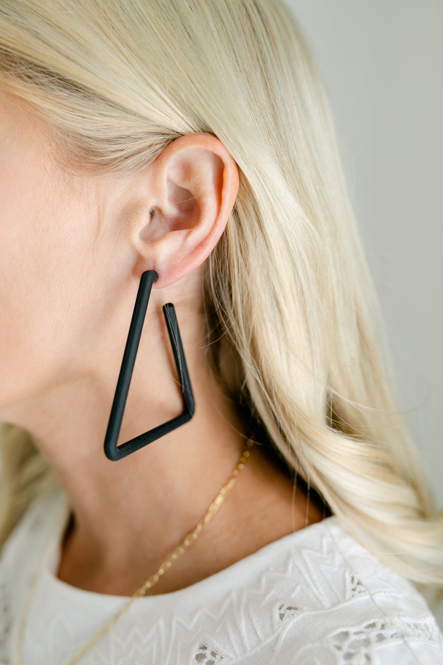 Pendientes de aro triangulares de acrílico de 2,5 pulgadas de largo.