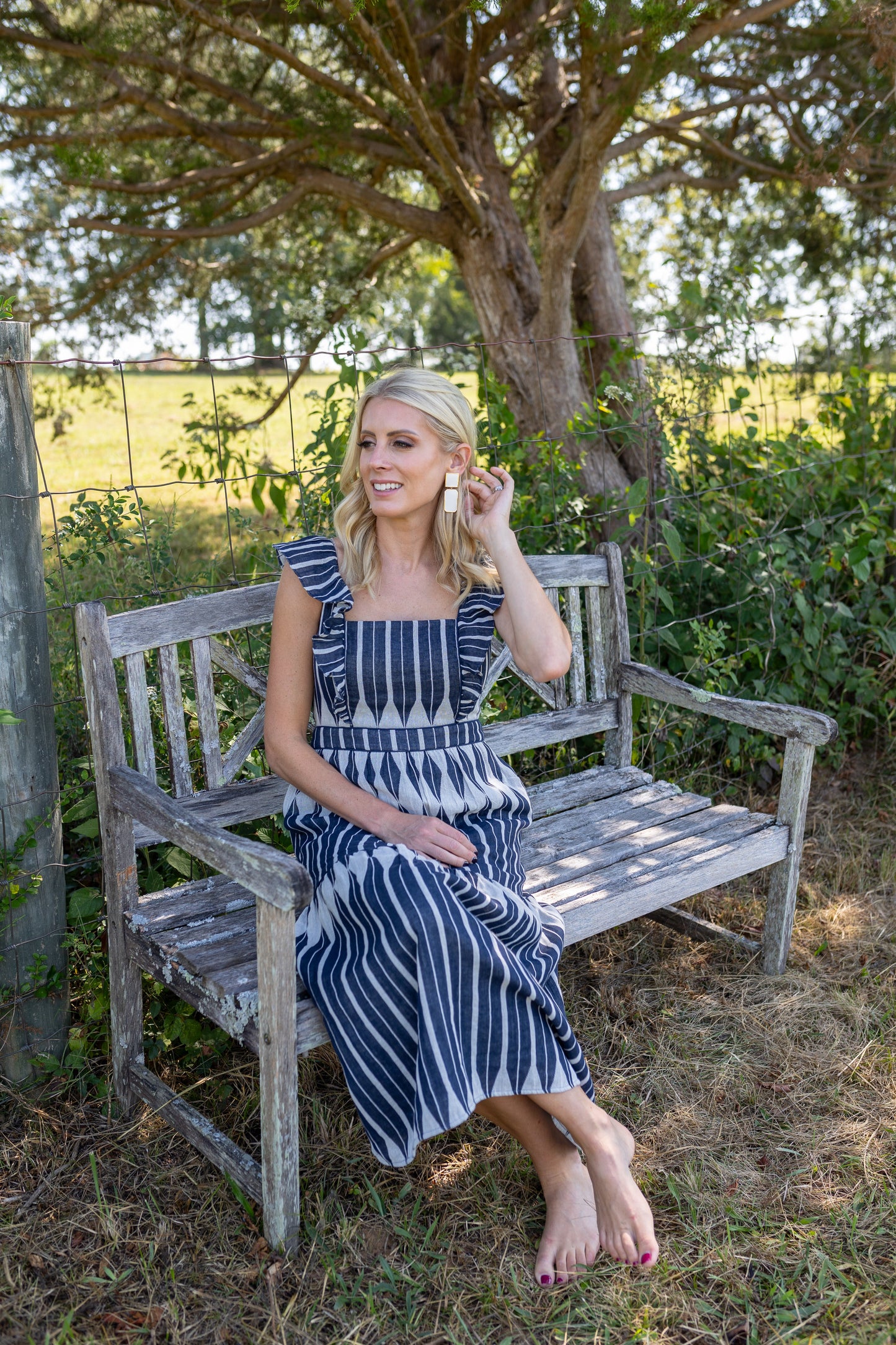 Vestido Laura de Modafleur con estampado geométrico jacquard en blanco y negro midi