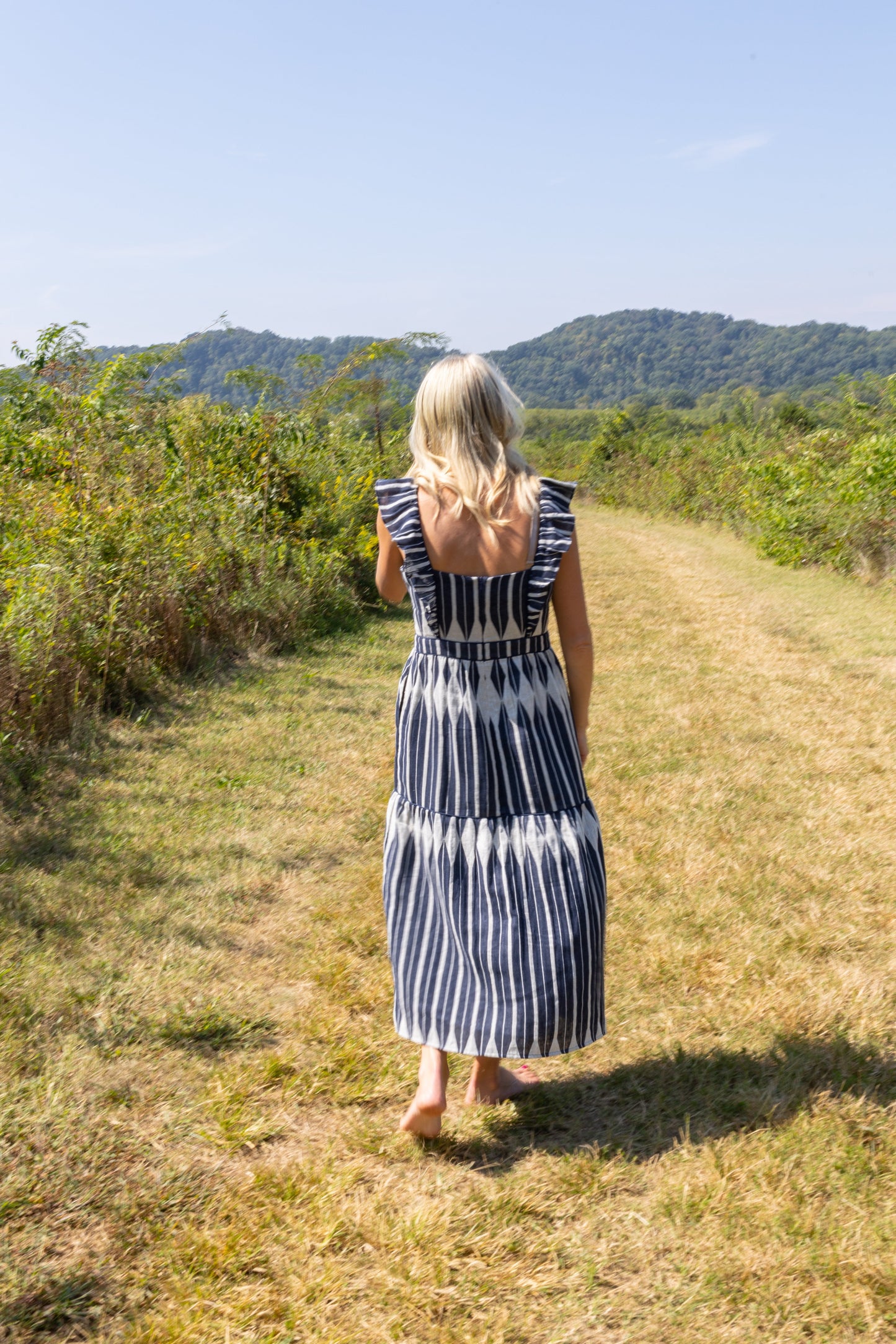 Vestido Laura de Modafleur con estampado geométrico jacquard en blanco y negro midi