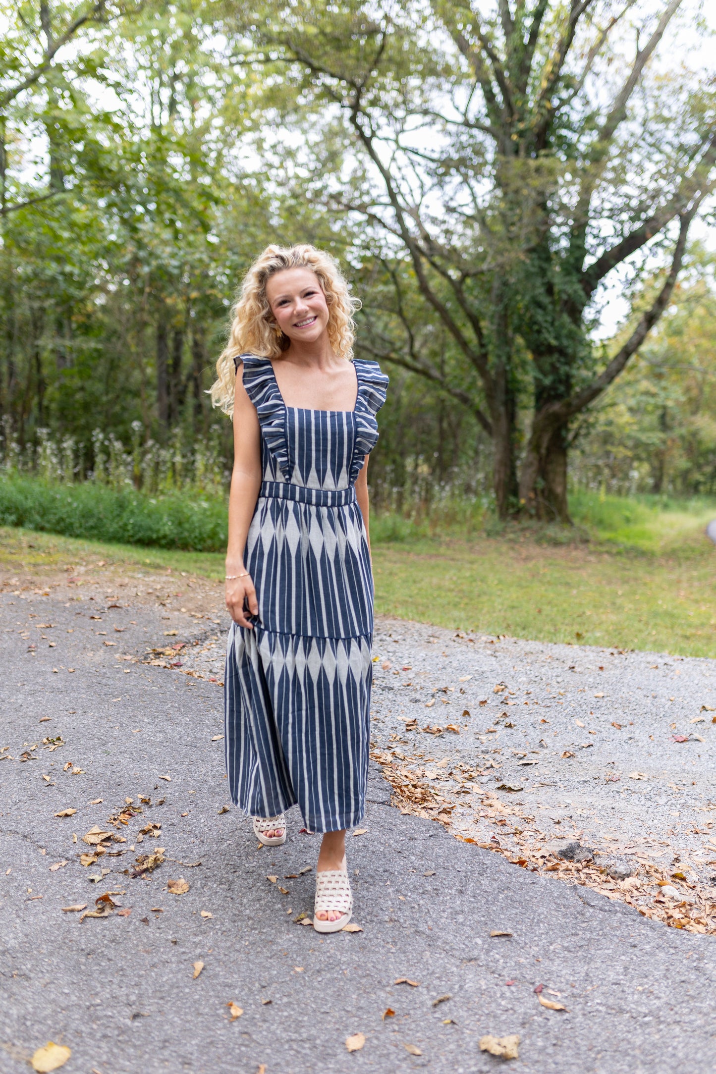 Vestido Laura de Modafleur con estampado geométrico jacquard en blanco y negro midi