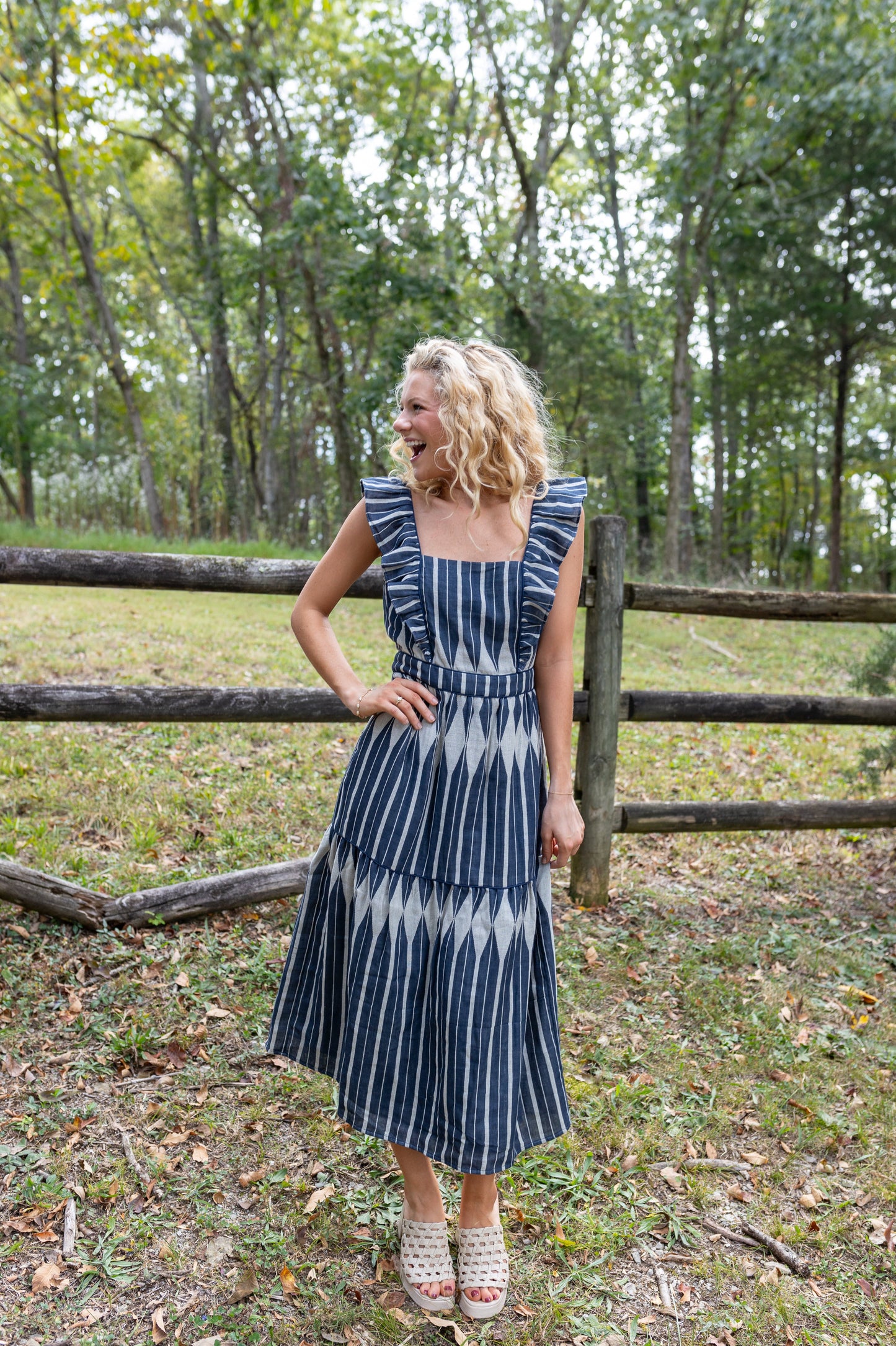 Vestido Laura de Modafleur con estampado geométrico jacquard en blanco y negro midi