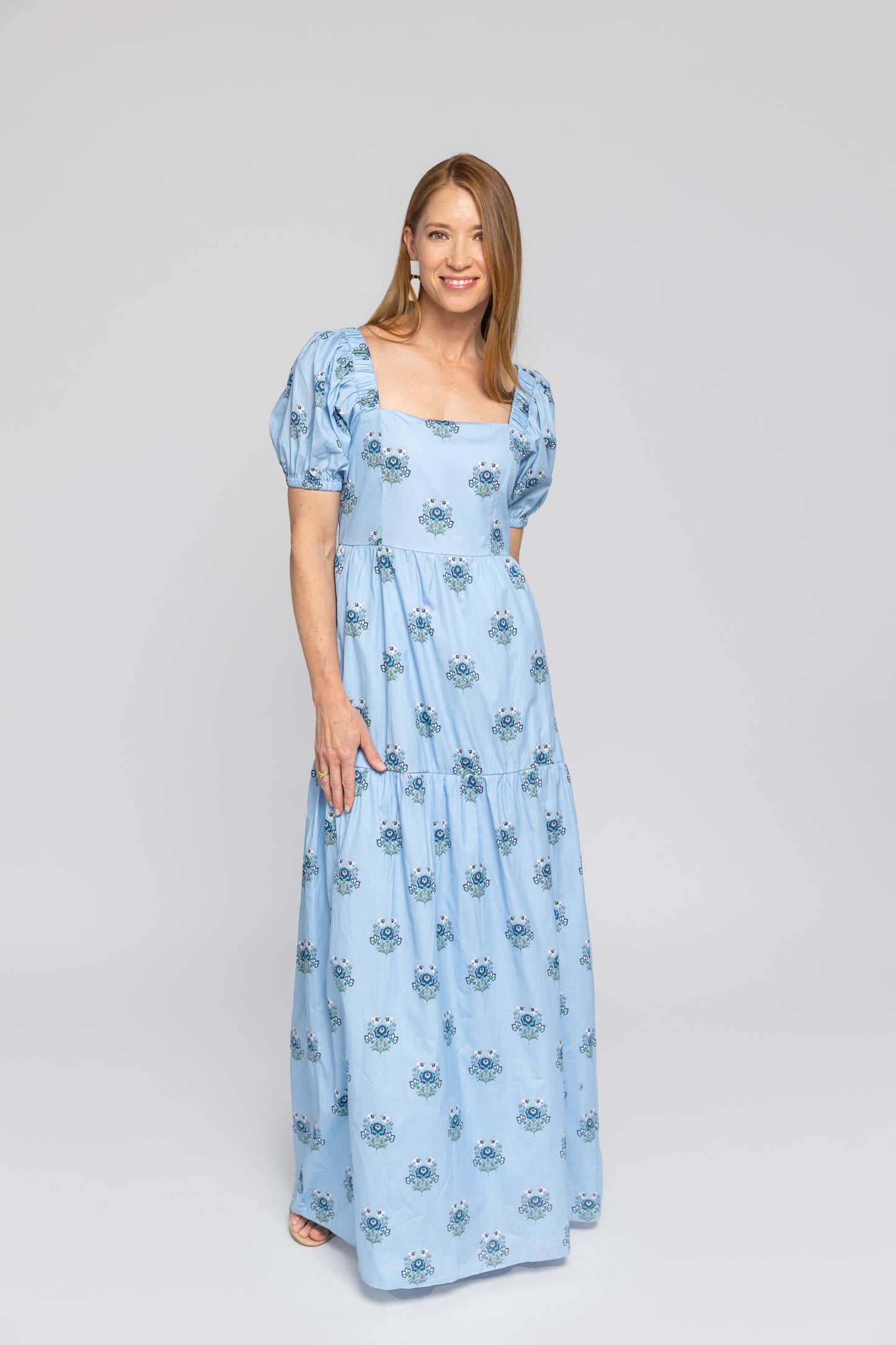 Vestido largo Lucia con estampado floral azul polvoriento y mangas abullonadas