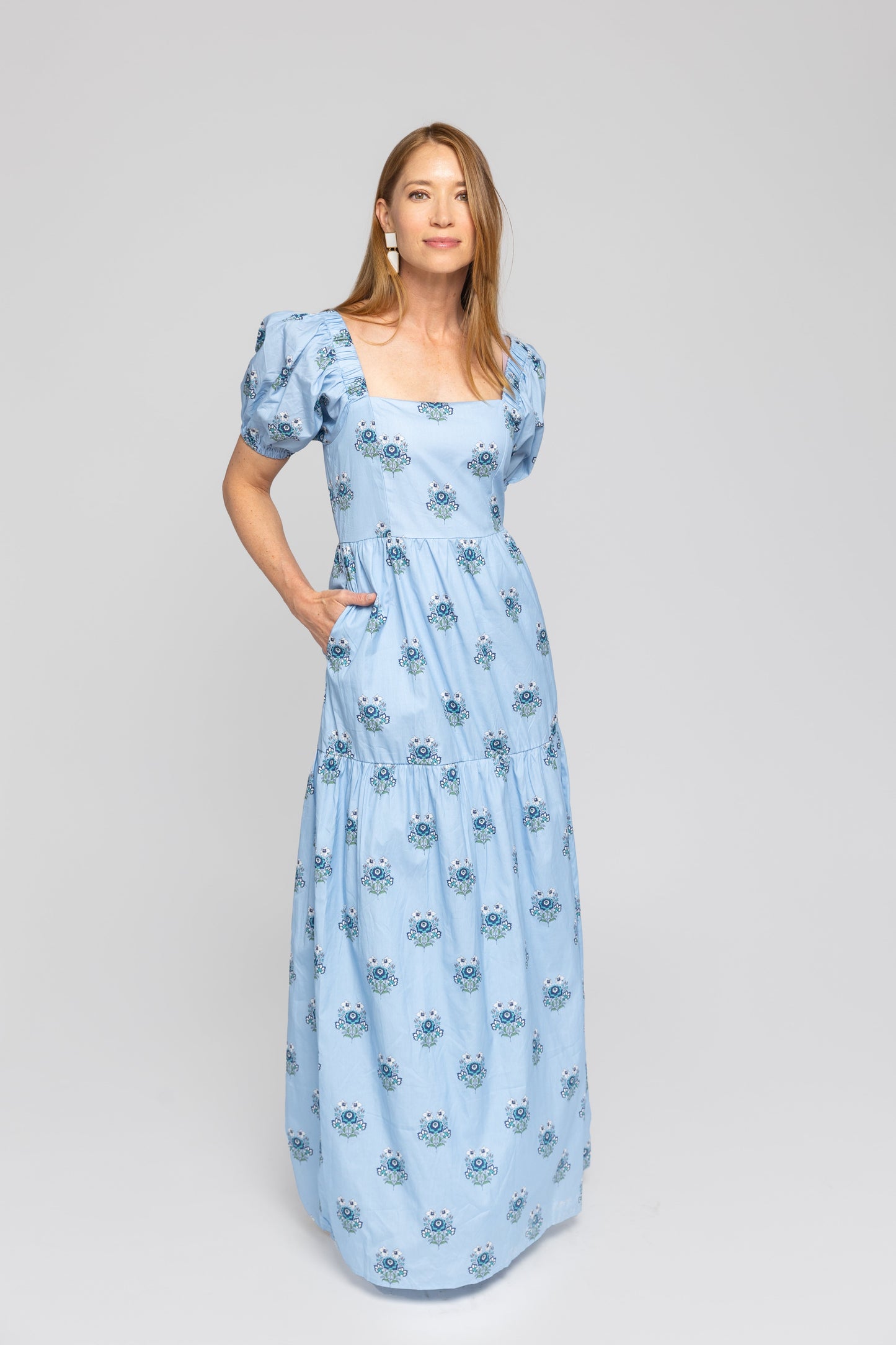 Vestido largo Lucia con estampado floral azul polvoriento y mangas abullonadas