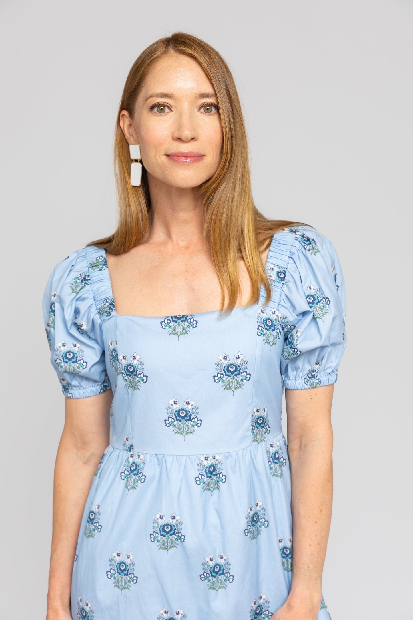 Vestido largo Lucia con estampado floral azul polvoriento y mangas abullonadas
