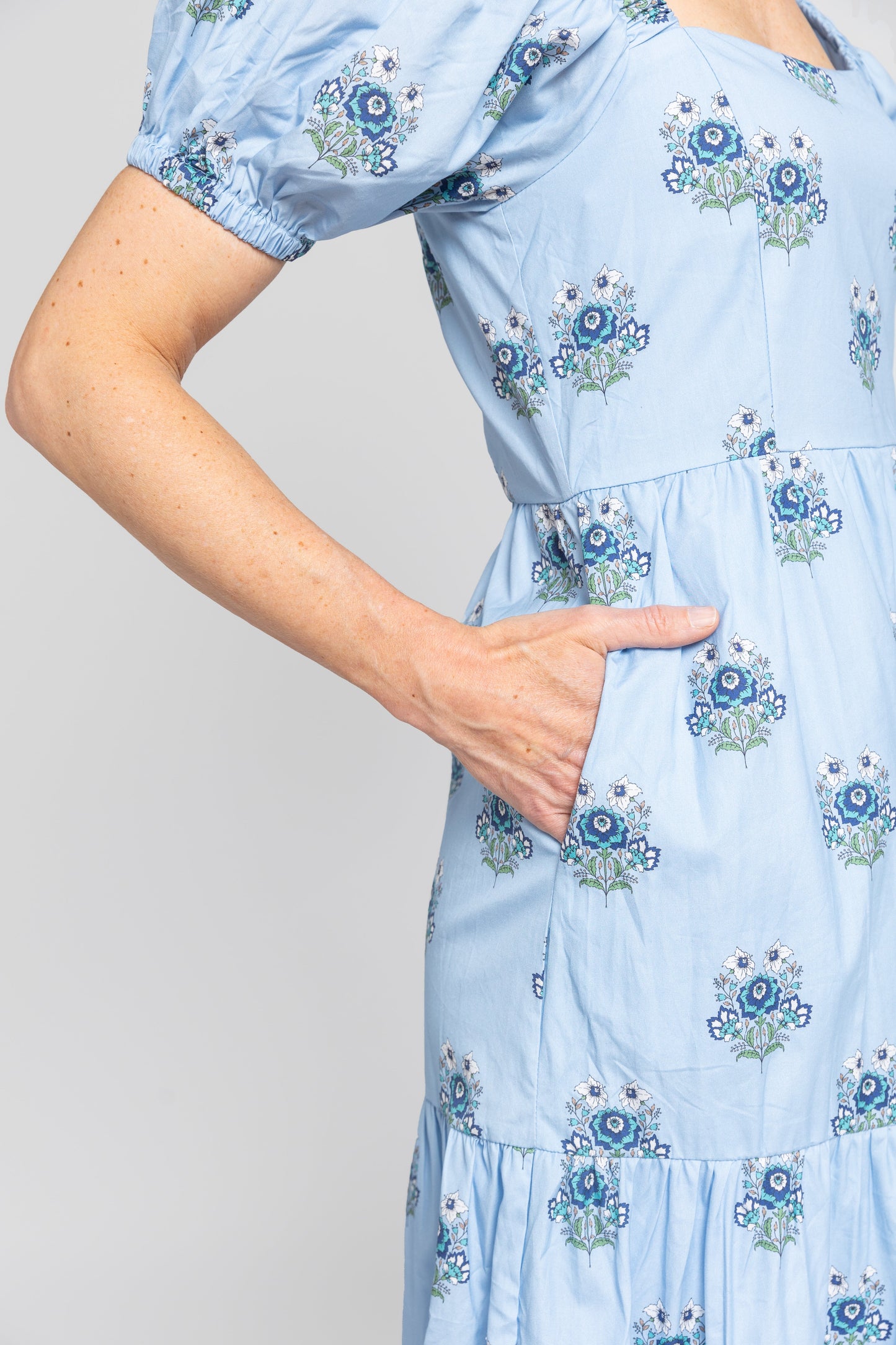Vestido largo Lucia con estampado floral azul polvoriento y mangas abullonadas