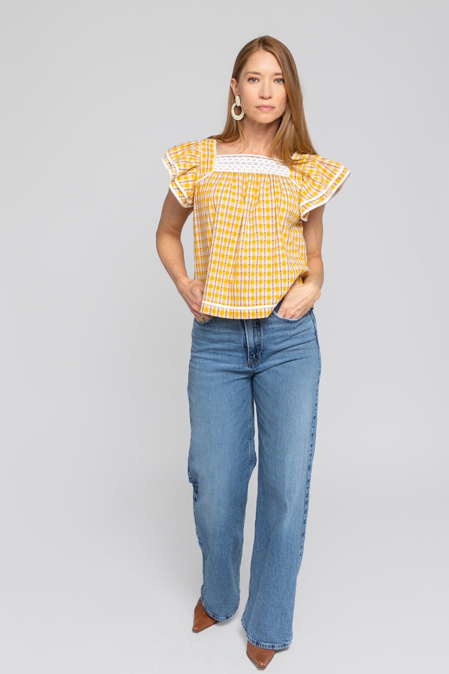 Top James con mangas onduladas, ribete de encaje y estampado de cuadros vichy.