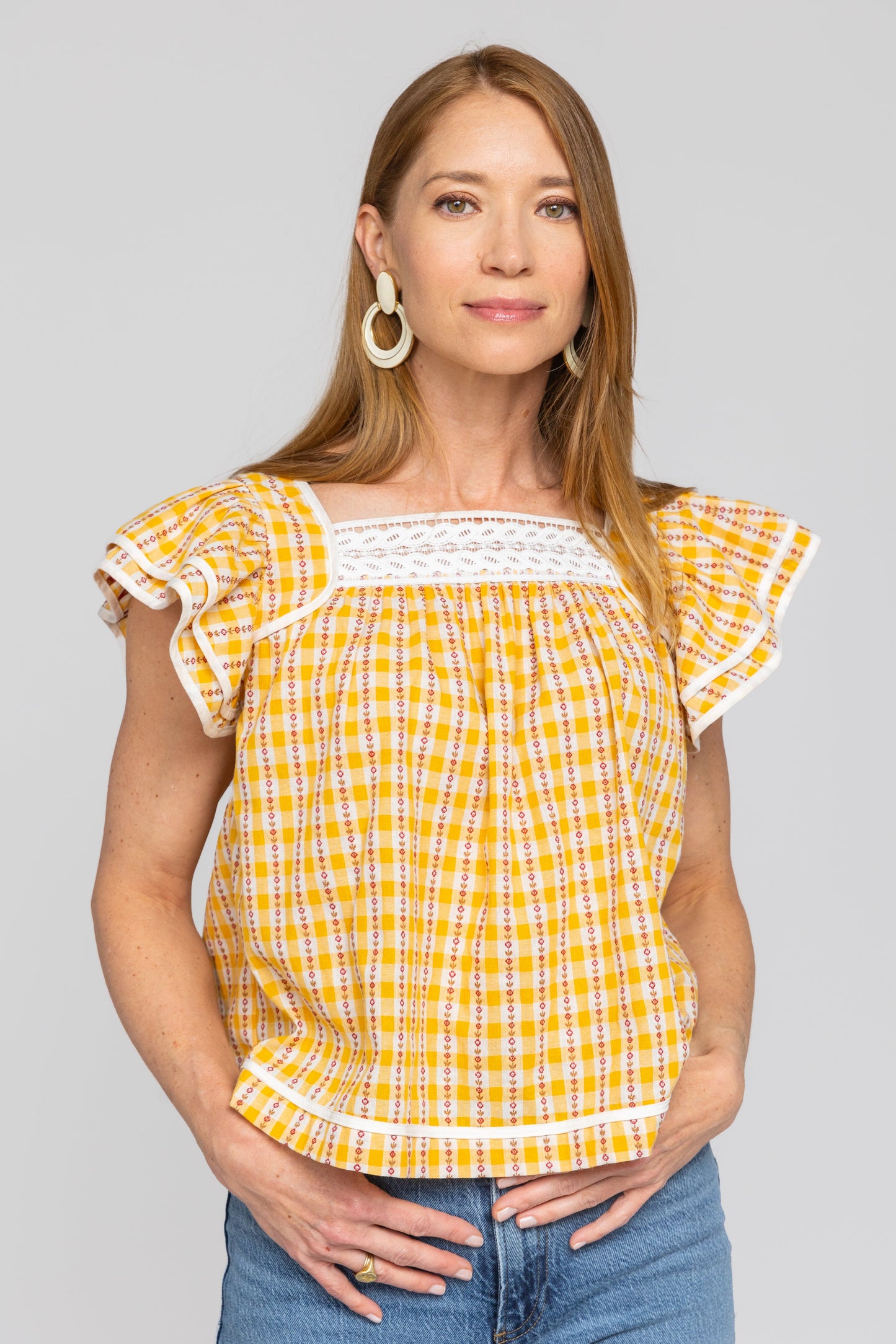 Top James con mangas onduladas, ribete de encaje y estampado de cuadros vichy.