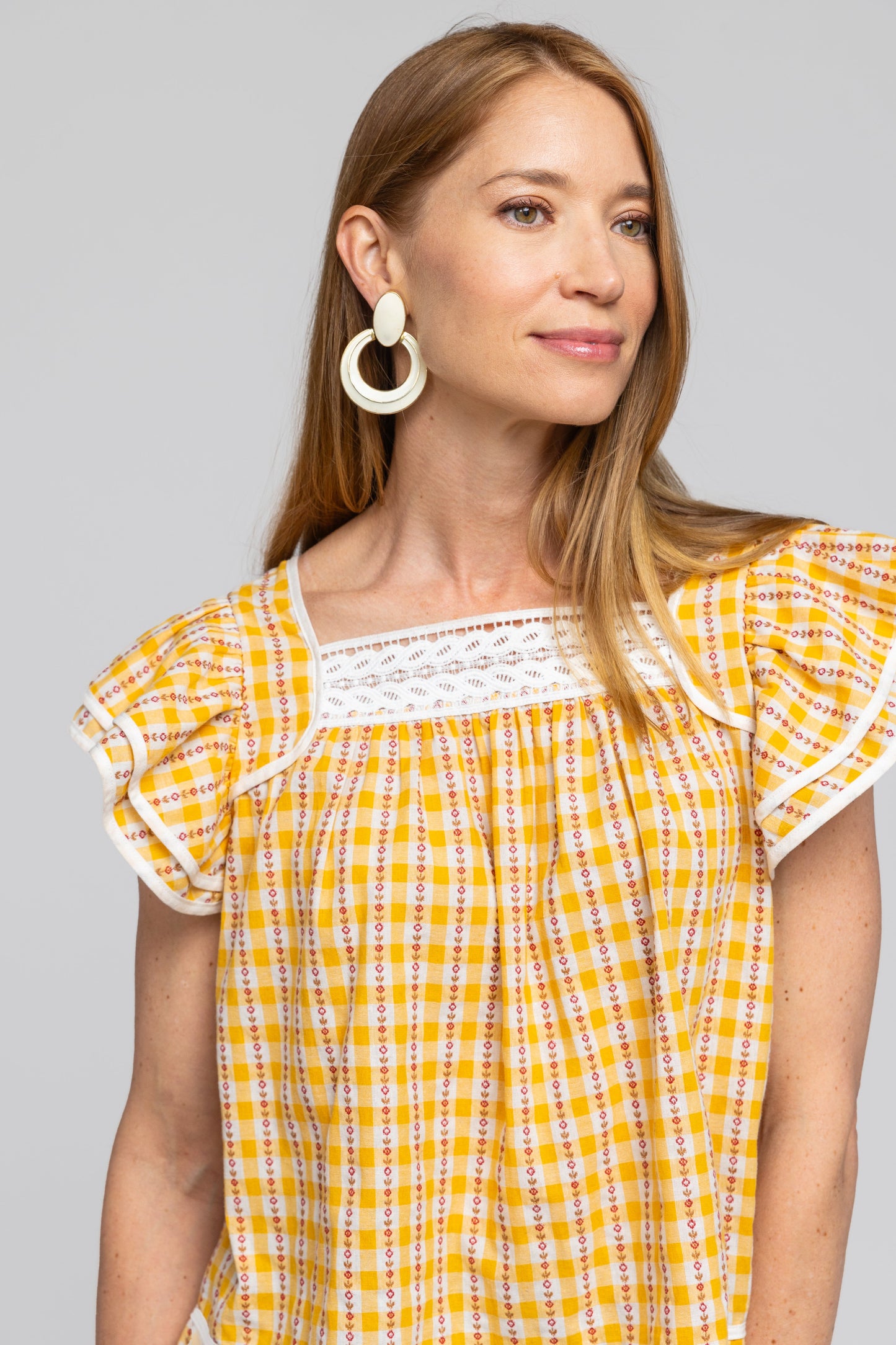 Top James con mangas onduladas, ribete de encaje y estampado de cuadros vichy.