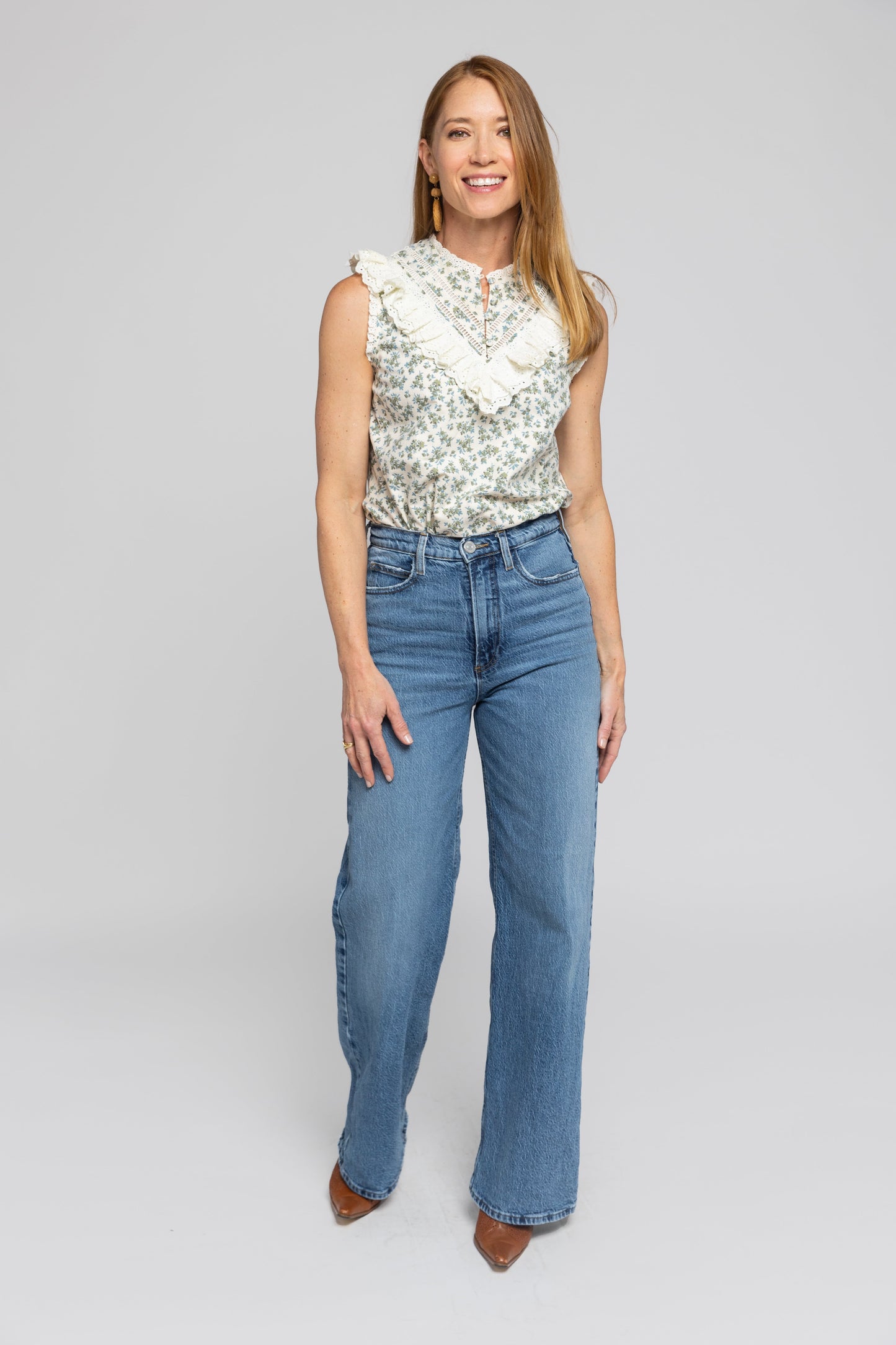 Blusa Rachel de algodón floral con ribete de ojales y botones