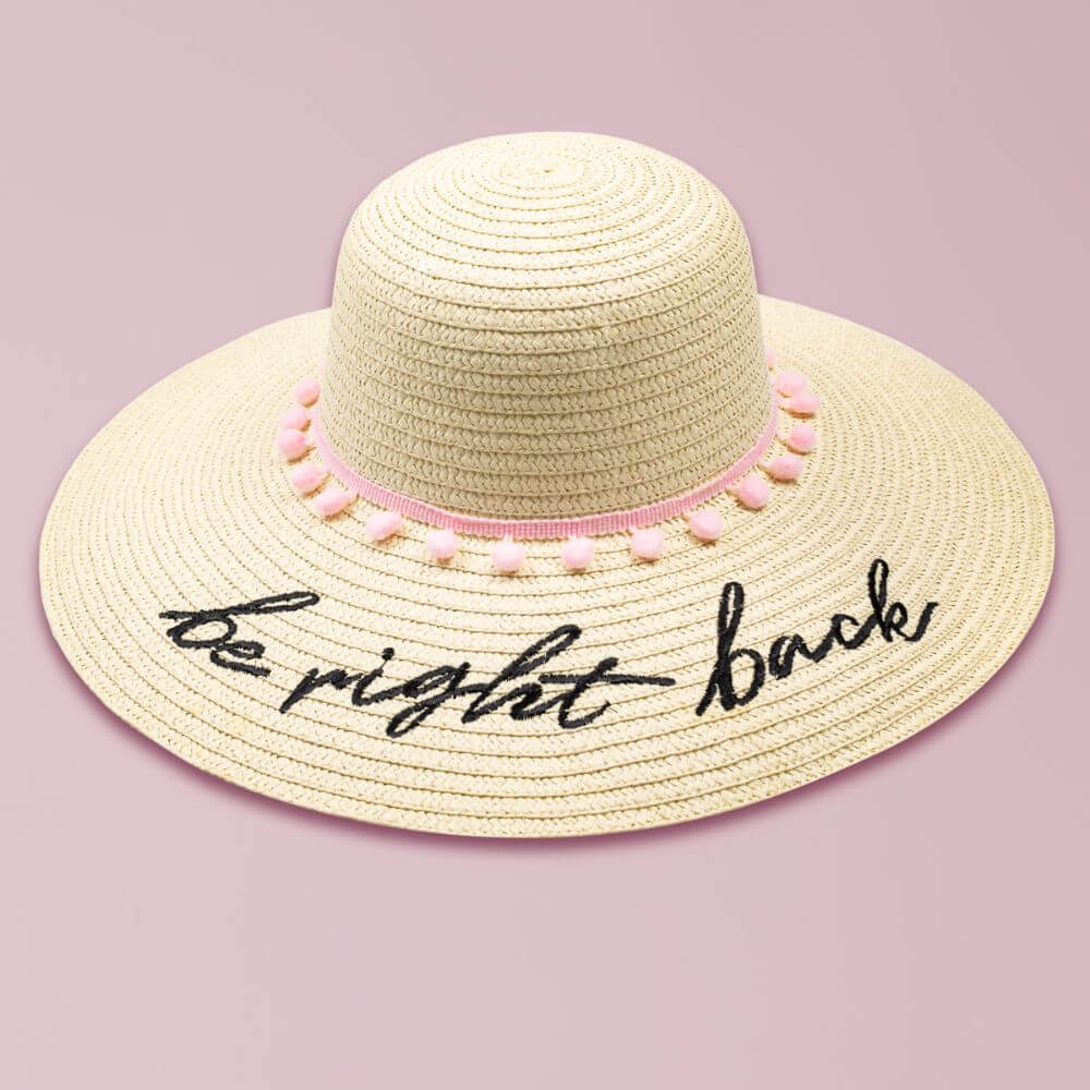 Sombrero de playa "Be Right Back" con letras bordadas de paja