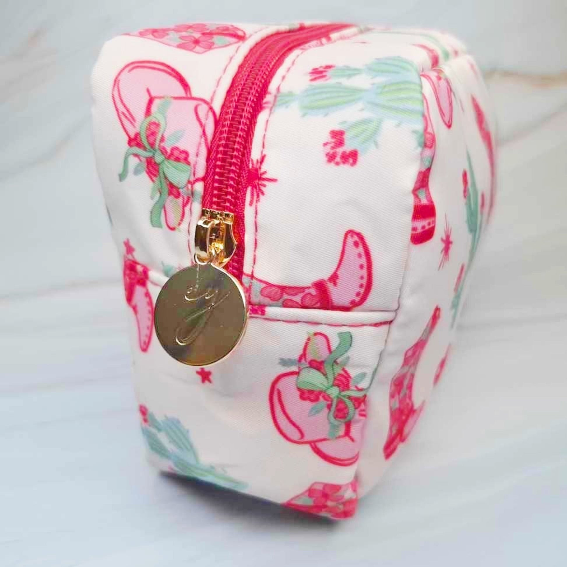 Sassy Western Vibes: Your Go-To Everyday Cosmetic Case!