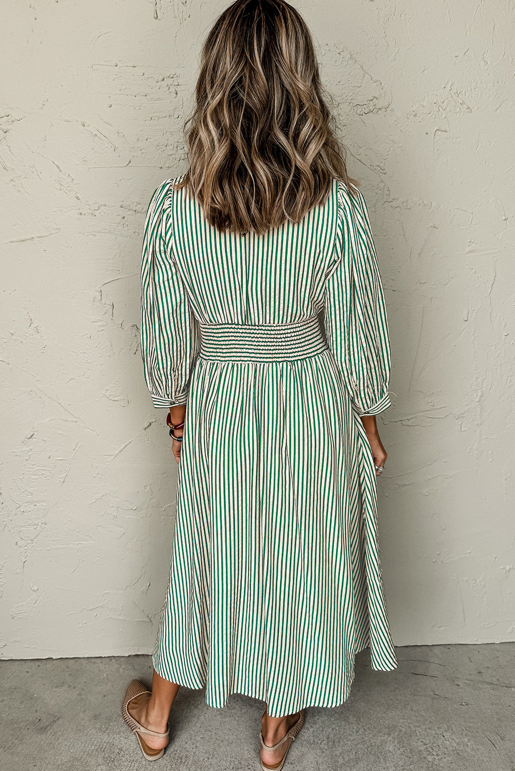 Vestido midi de rayas verdes con cuello en V, cremallera frontal y cintura ceñida